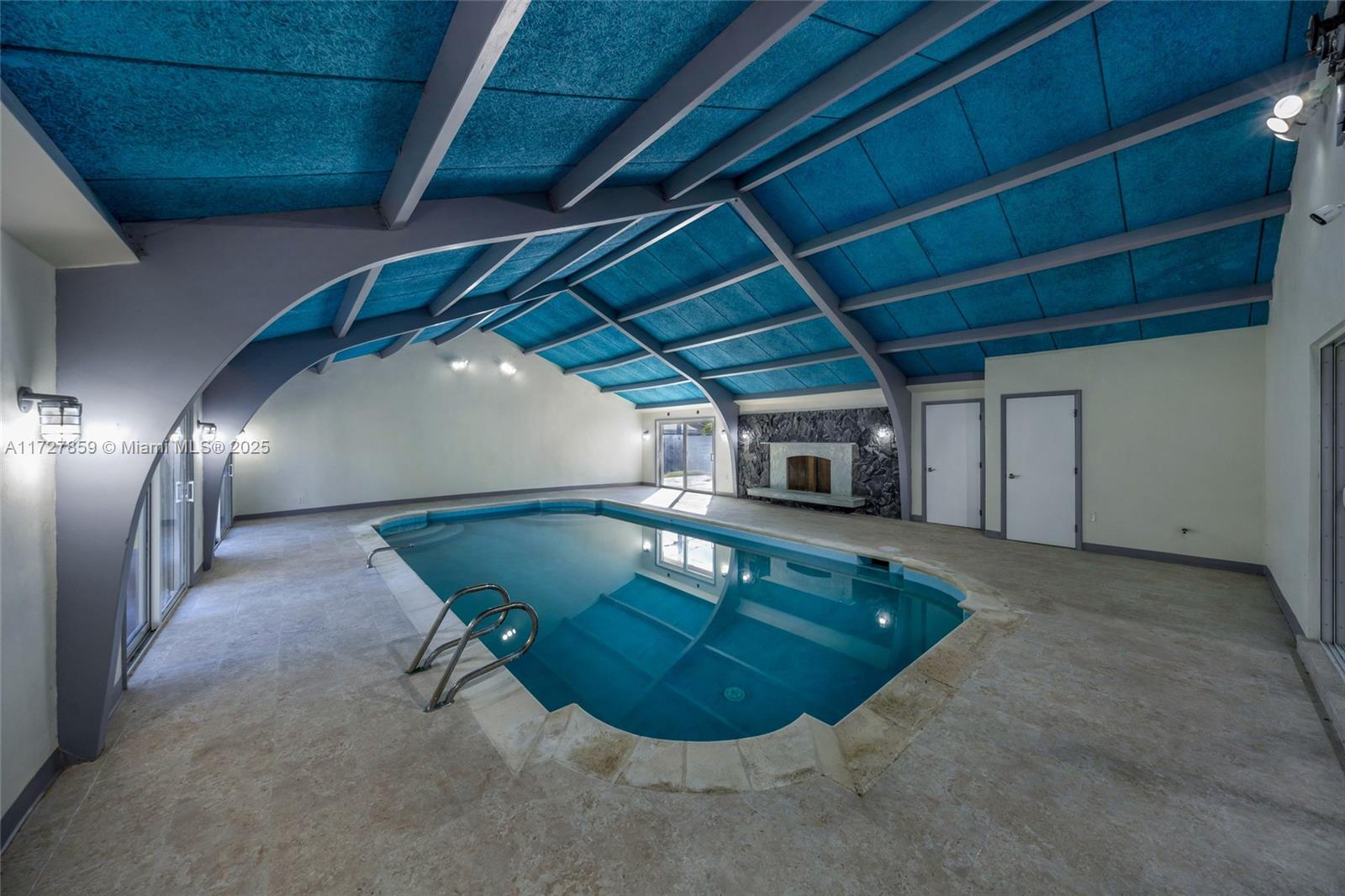 HOLLYWOOD HILLS - Residential