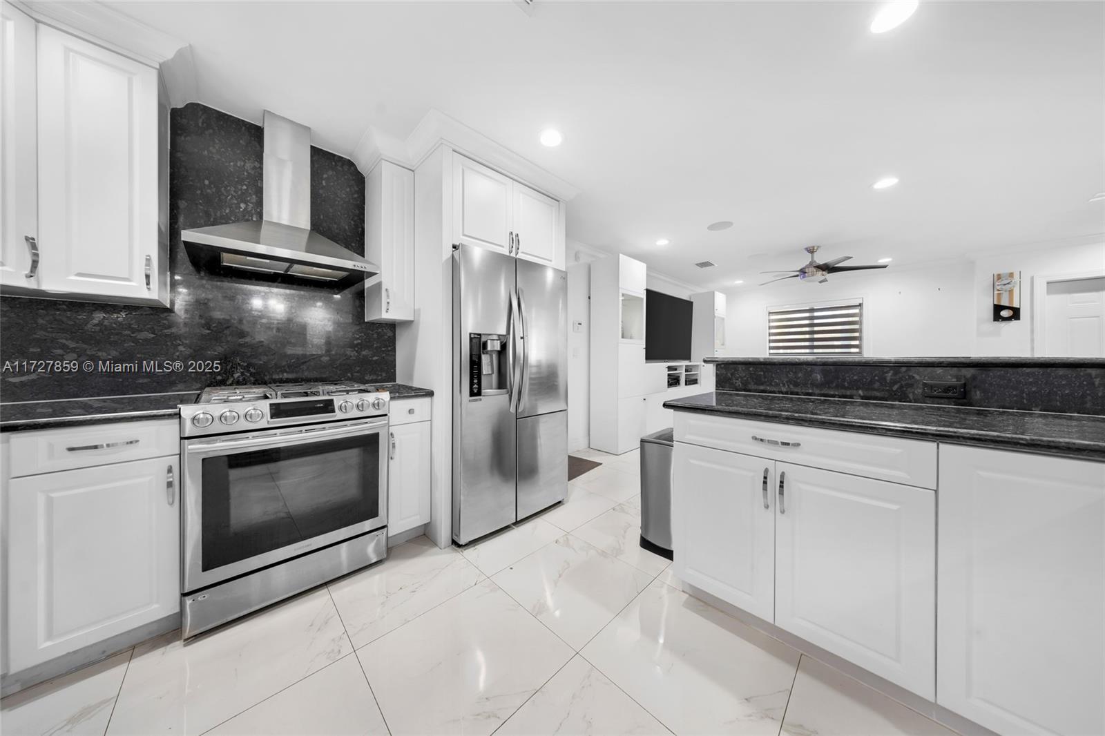 HOLLYWOOD HILLS - Residential