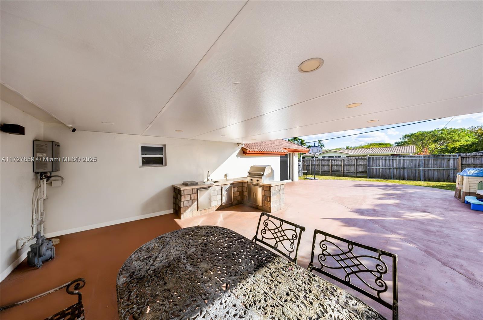 HOLLYWOOD HILLS - Residential