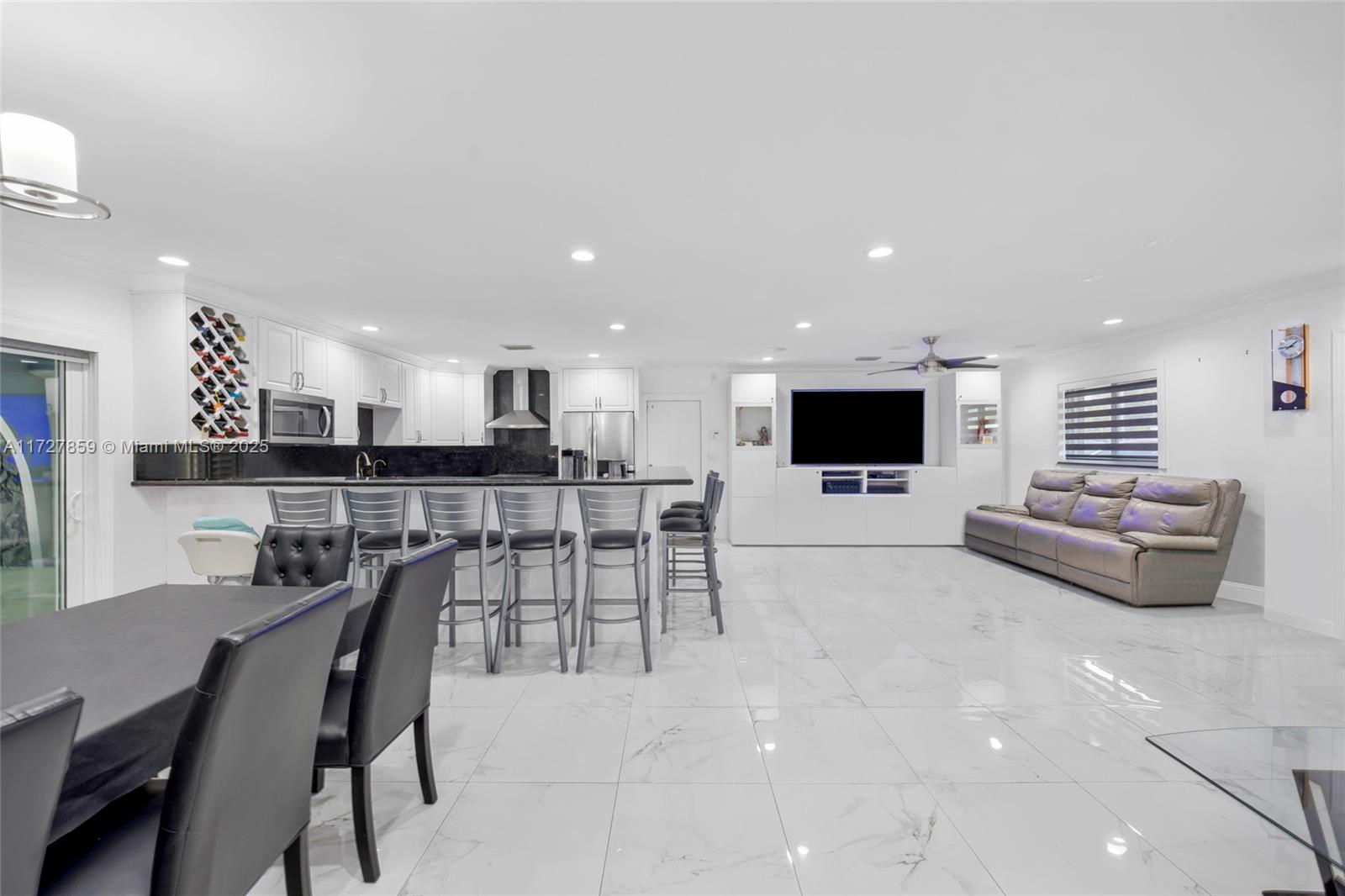 HOLLYWOOD HILLS - Residential