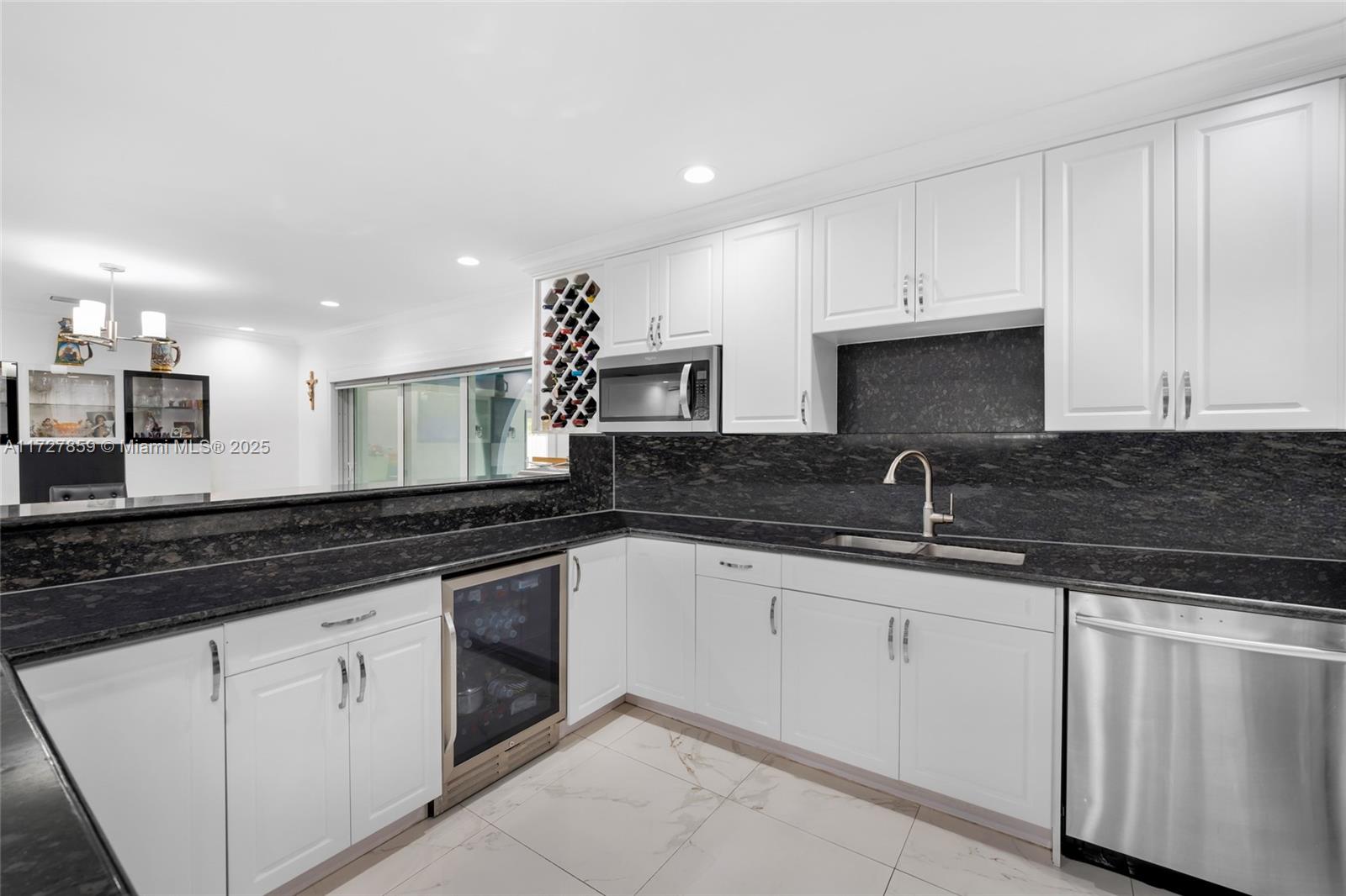 HOLLYWOOD HILLS - Residential