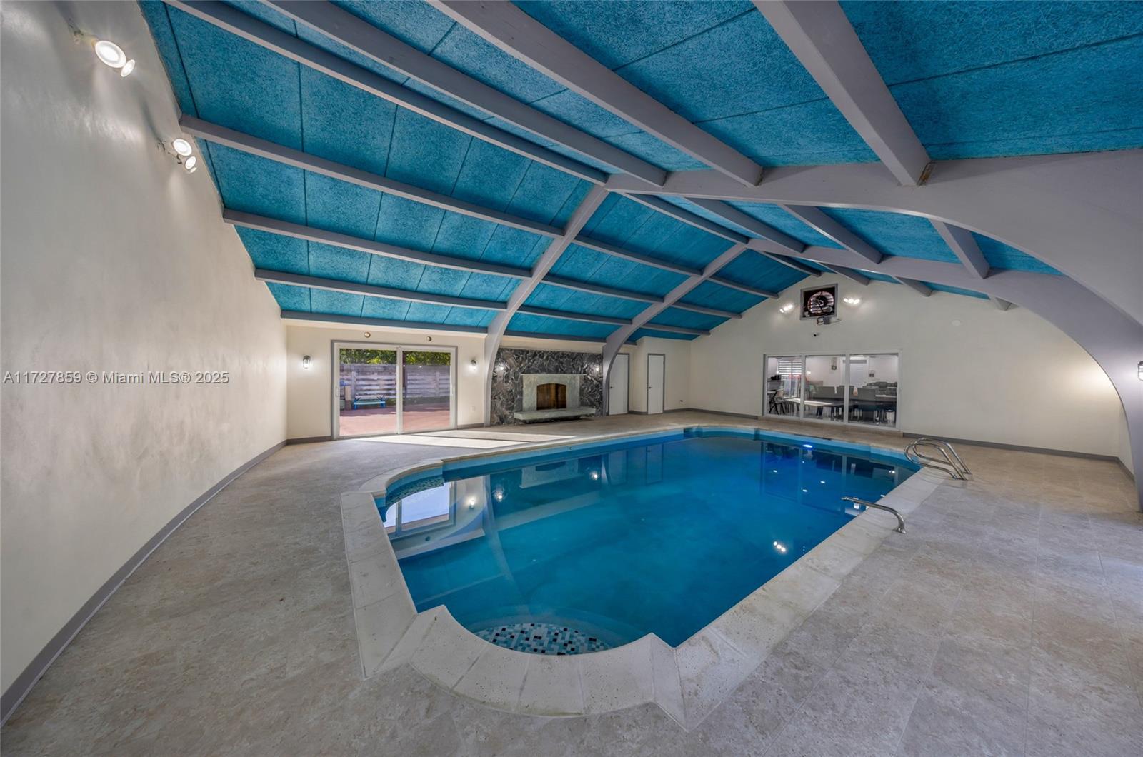 HOLLYWOOD HILLS - Residential