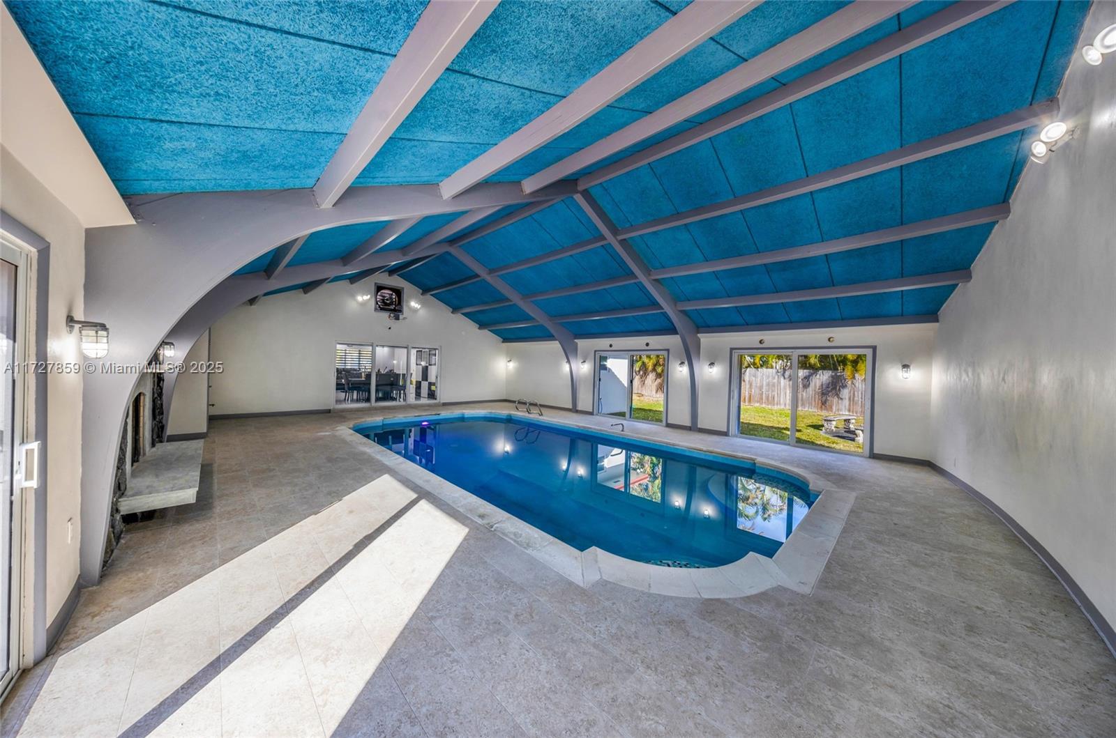 HOLLYWOOD HILLS - Residential