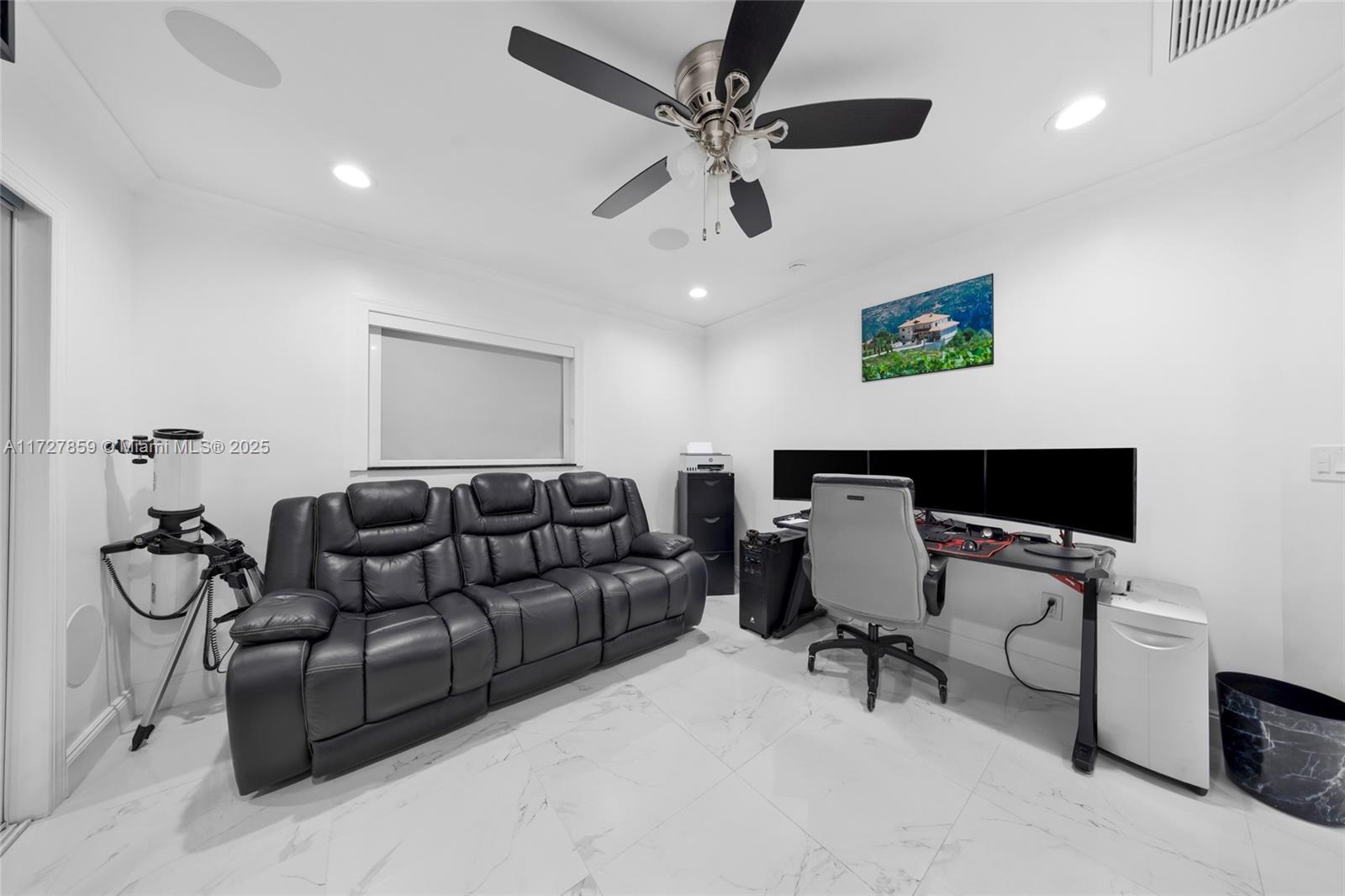 HOLLYWOOD HILLS - Residential