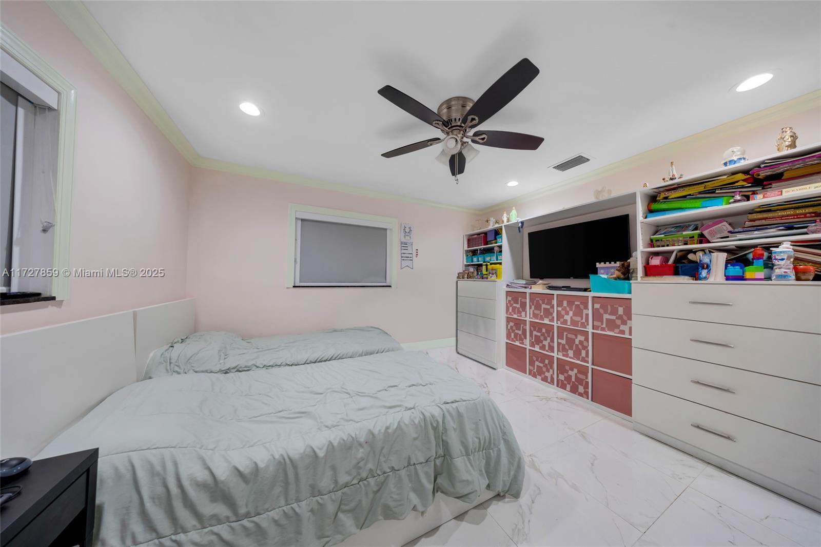 HOLLYWOOD HILLS - Residential