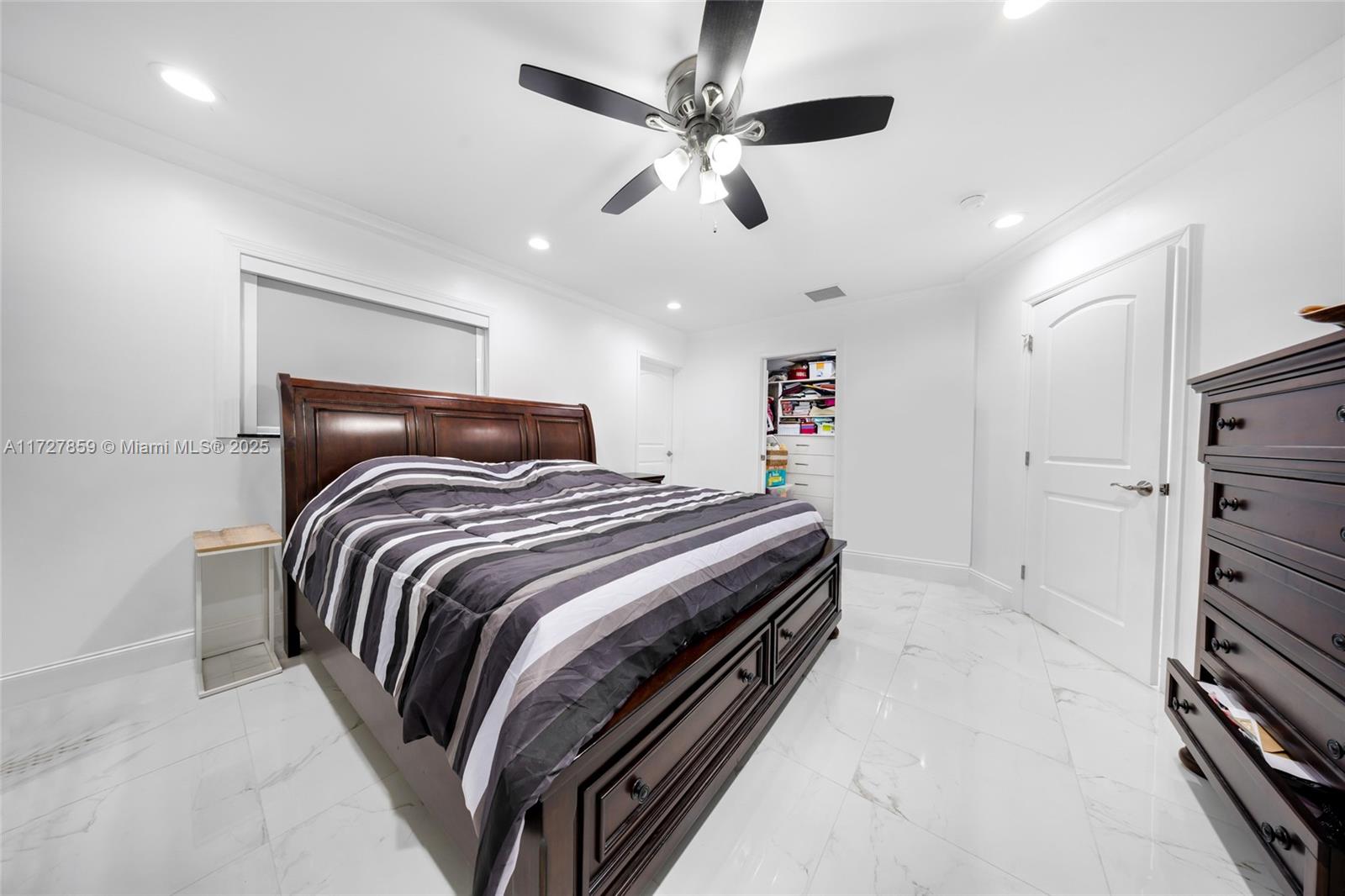 HOLLYWOOD HILLS - Residential