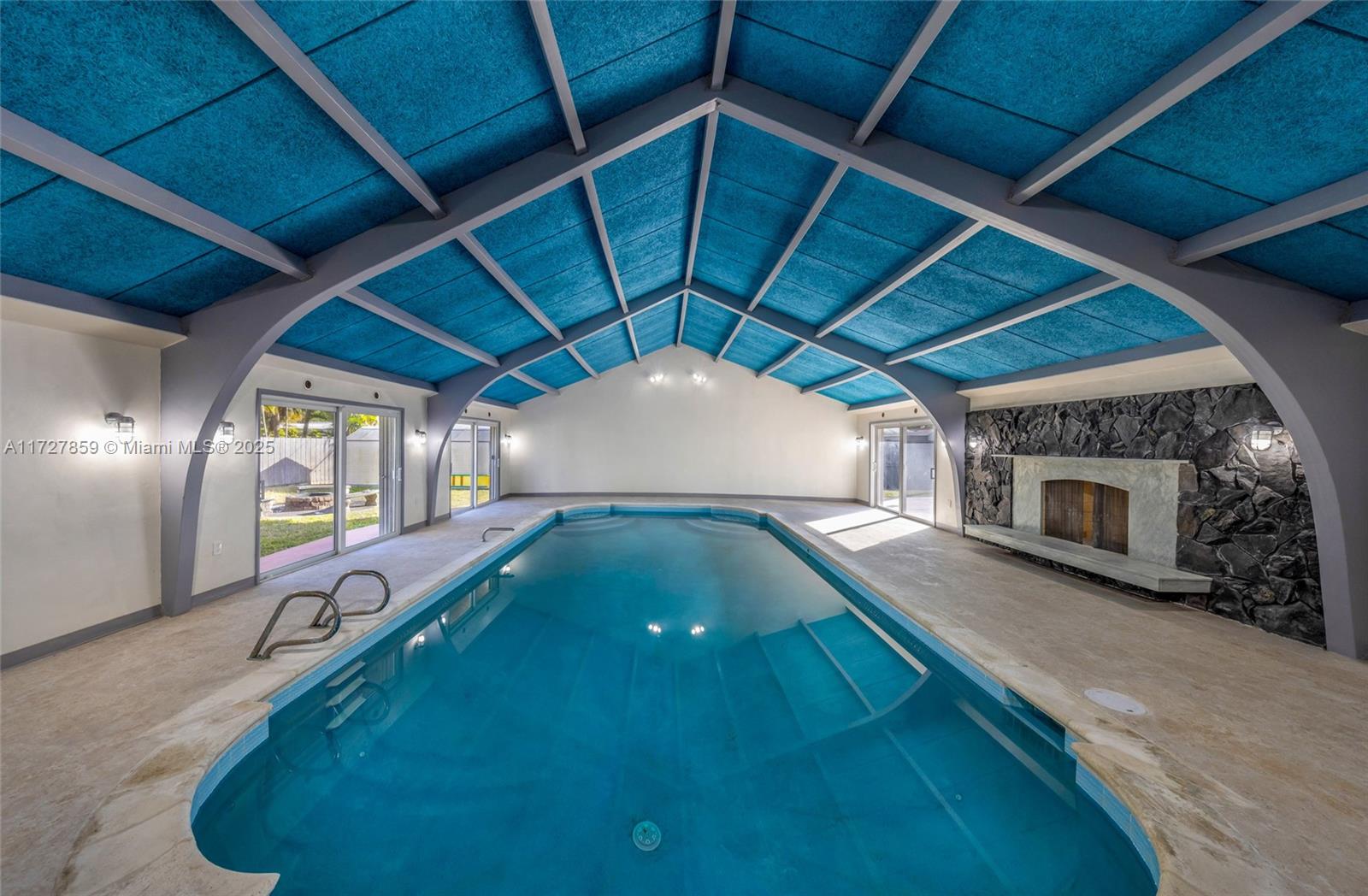 HOLLYWOOD HILLS - Residential