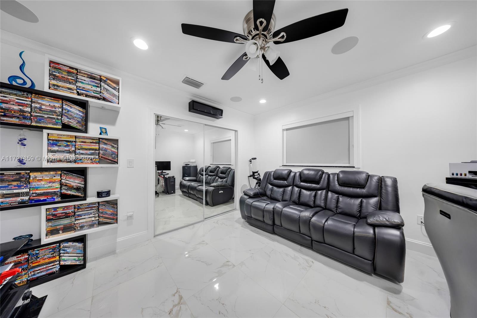 HOLLYWOOD HILLS - Residential