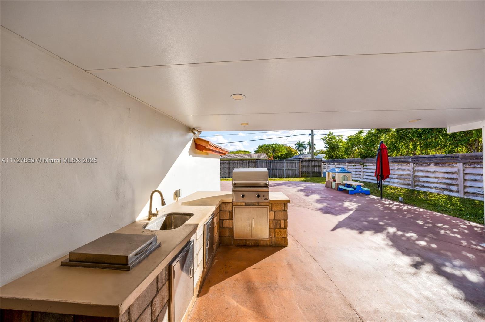 HOLLYWOOD HILLS - Residential