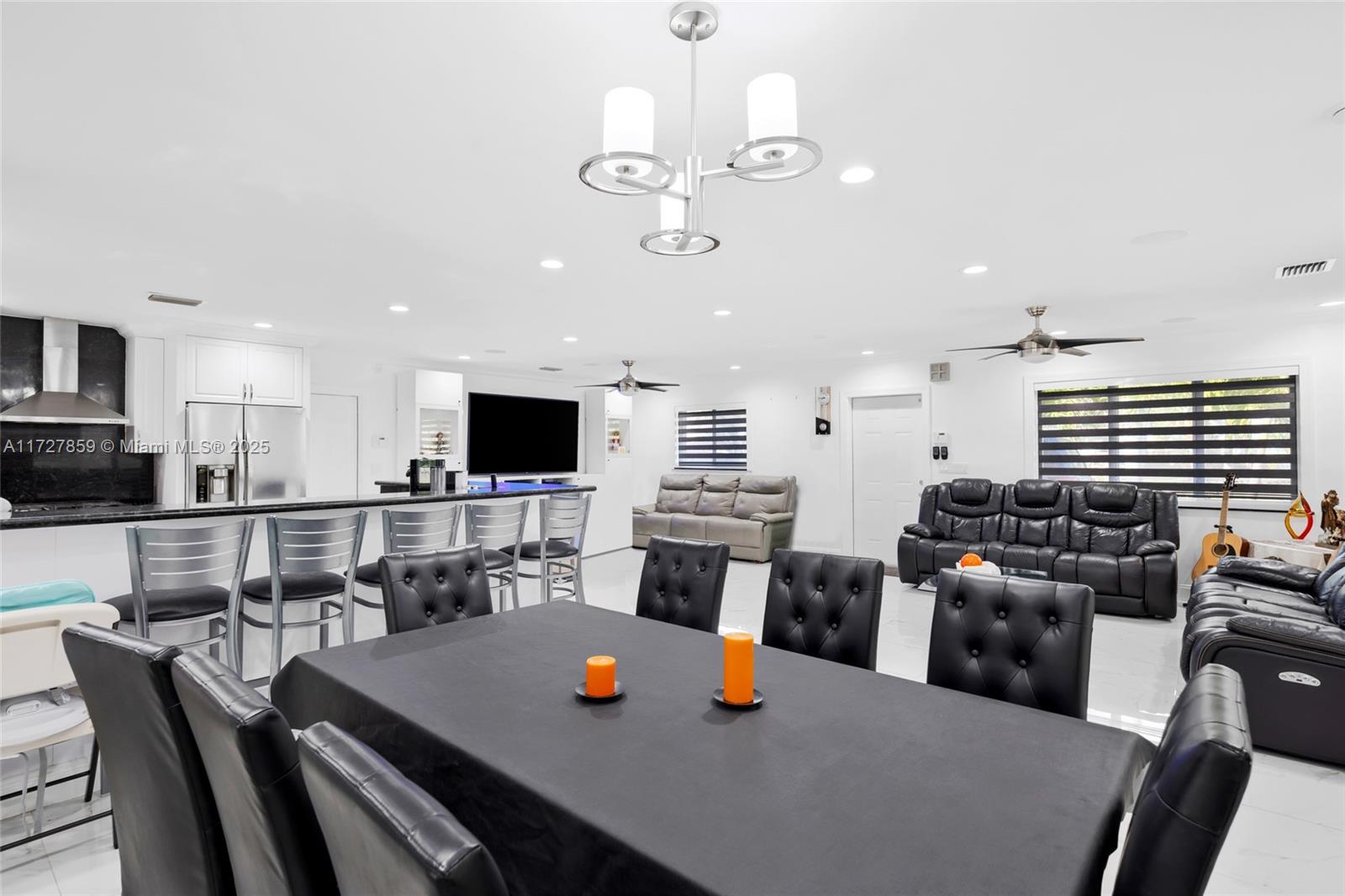 HOLLYWOOD HILLS - Residential