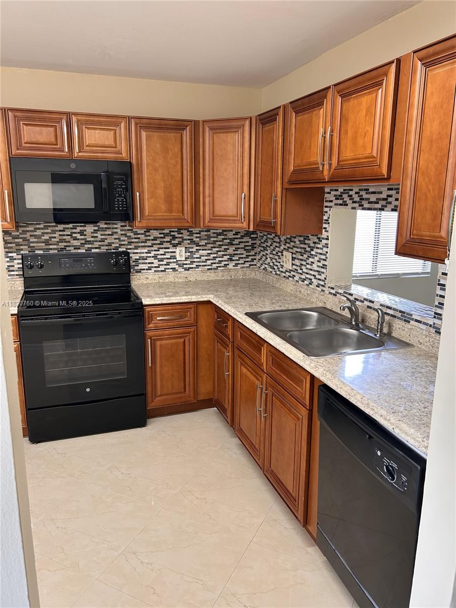 SPACIOUS 2/2 CONDO UNIT CONVERTED INTO 3/2 !!! READY FOR MOVING IN!