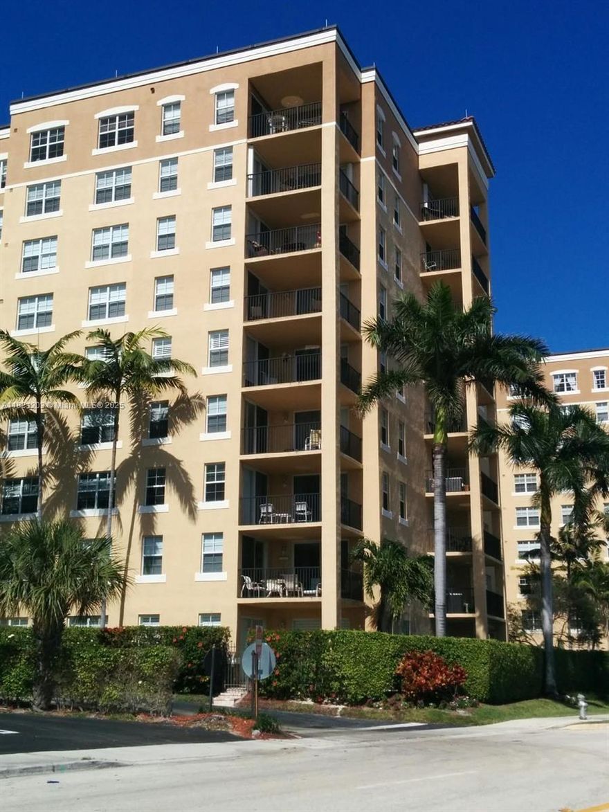 Bright 1/1 unit on top floor in beautiful Flagler Pointe. Brand new appliances. Spectacular views of Intracoastal Waterway. Do not miss this opportunity!