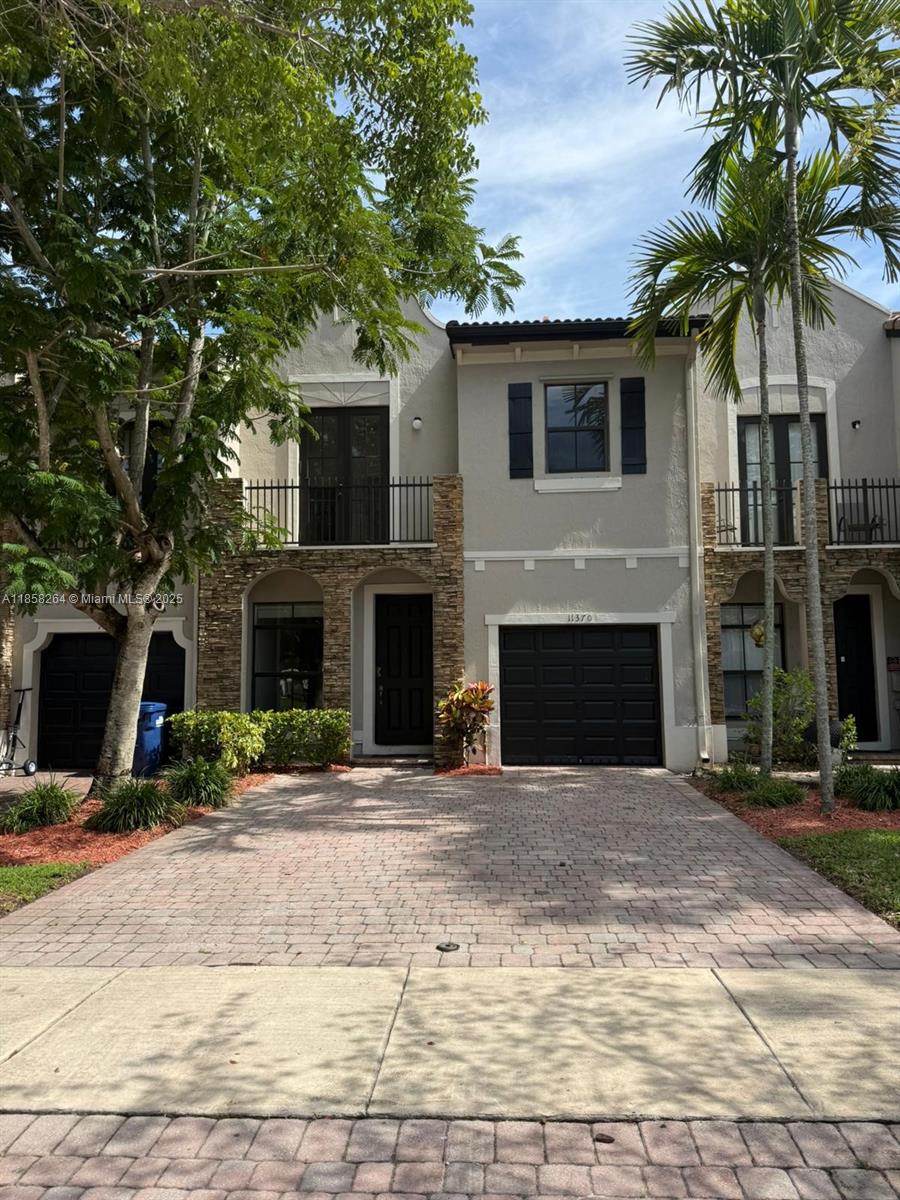 Perfect starter home for a big family 4/3.5. Beautiful ,cozy, great community with a resort style club house. Vacant and ready to move in.