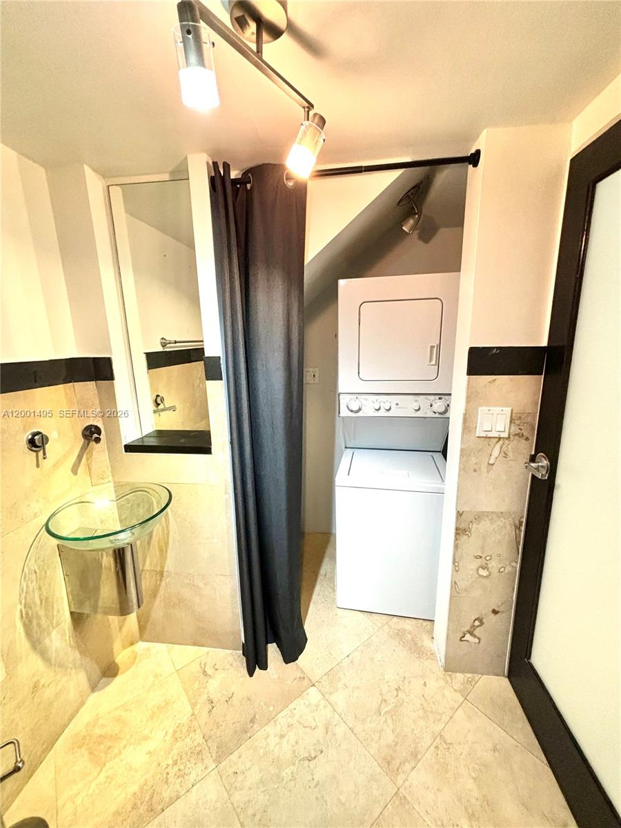 COCONUT GROVE APT CONDO - Residential Lease