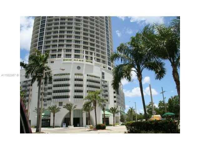 Beautiful studio in the heart of Edgewater! Water, basic cable, basic internet and one parking space included in rent! Exceptional location away from traffic but close to everything Miami: Wynwood, Design District, Downtown Miami. Publix supermarket across the street, Margaret Pace park in front, Pura vida restaurant next door, and many other hot convenient spots nearby.