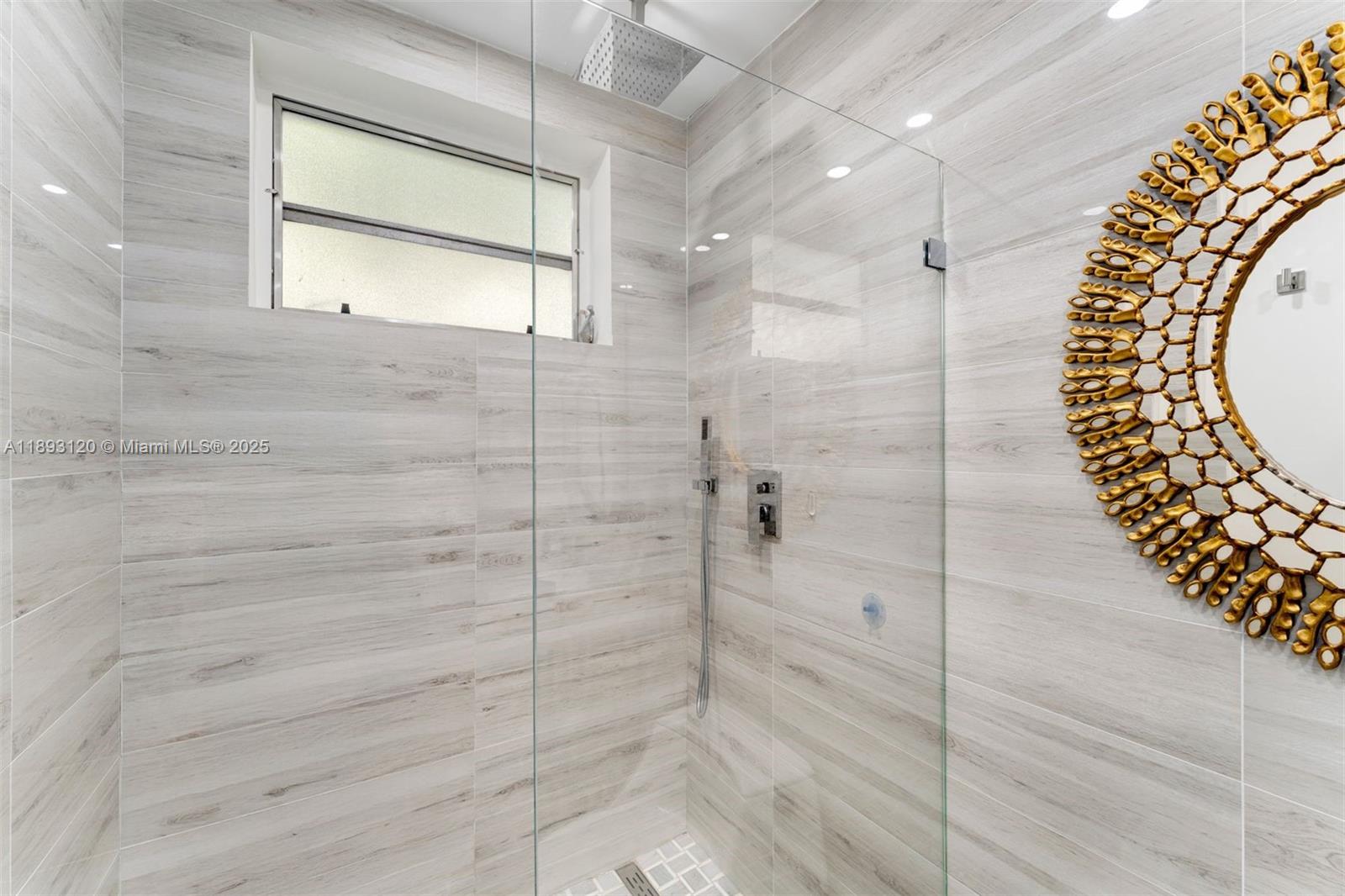 THE ESQUIRE HOUSE - Residential