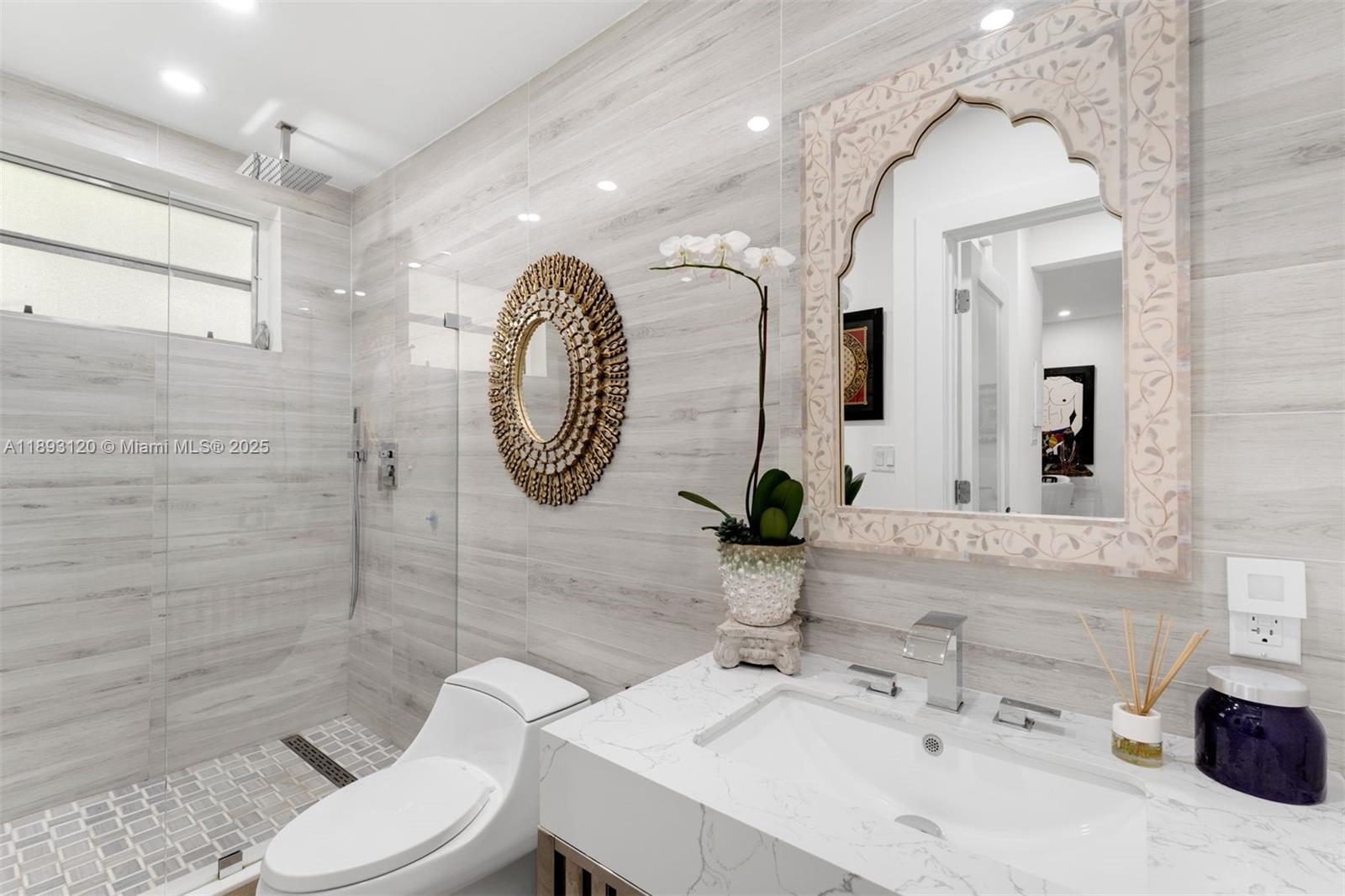 THE ESQUIRE HOUSE - Residential