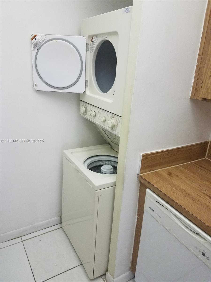 LAKEWOOD VILLAGE - Residential Lease