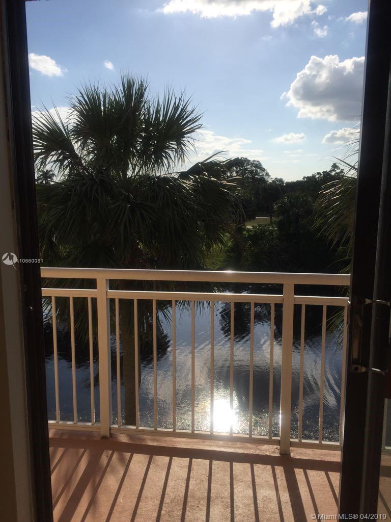 Great spacious, beautiful, bright and centered location 1/1 apartment in Plantation. Right in front of Broward Mall and only 5 minutes away from major highways. Secured building with community pool and so much more. Don't miss out on this great opportunity.