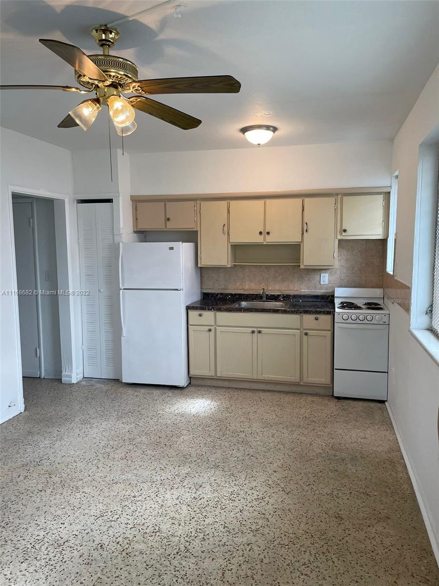 Immediate move-in apartment, 1 bed / 1 bath unit with kitchen and refrigerator, washer and dryer are not included. Just 4 blocks from Brickell, near to the best areas, major highways and close to all Brickell Entertainments locations.