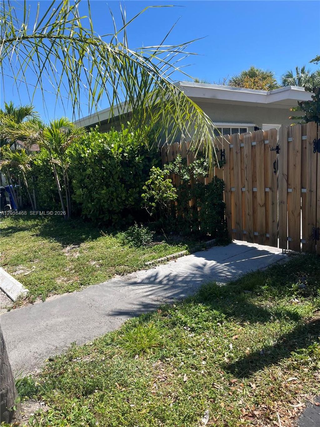 Photo of 928 N Victoria Park Rd #1, Fort Lauderdale, FL 33304 (MLS # A12016468)