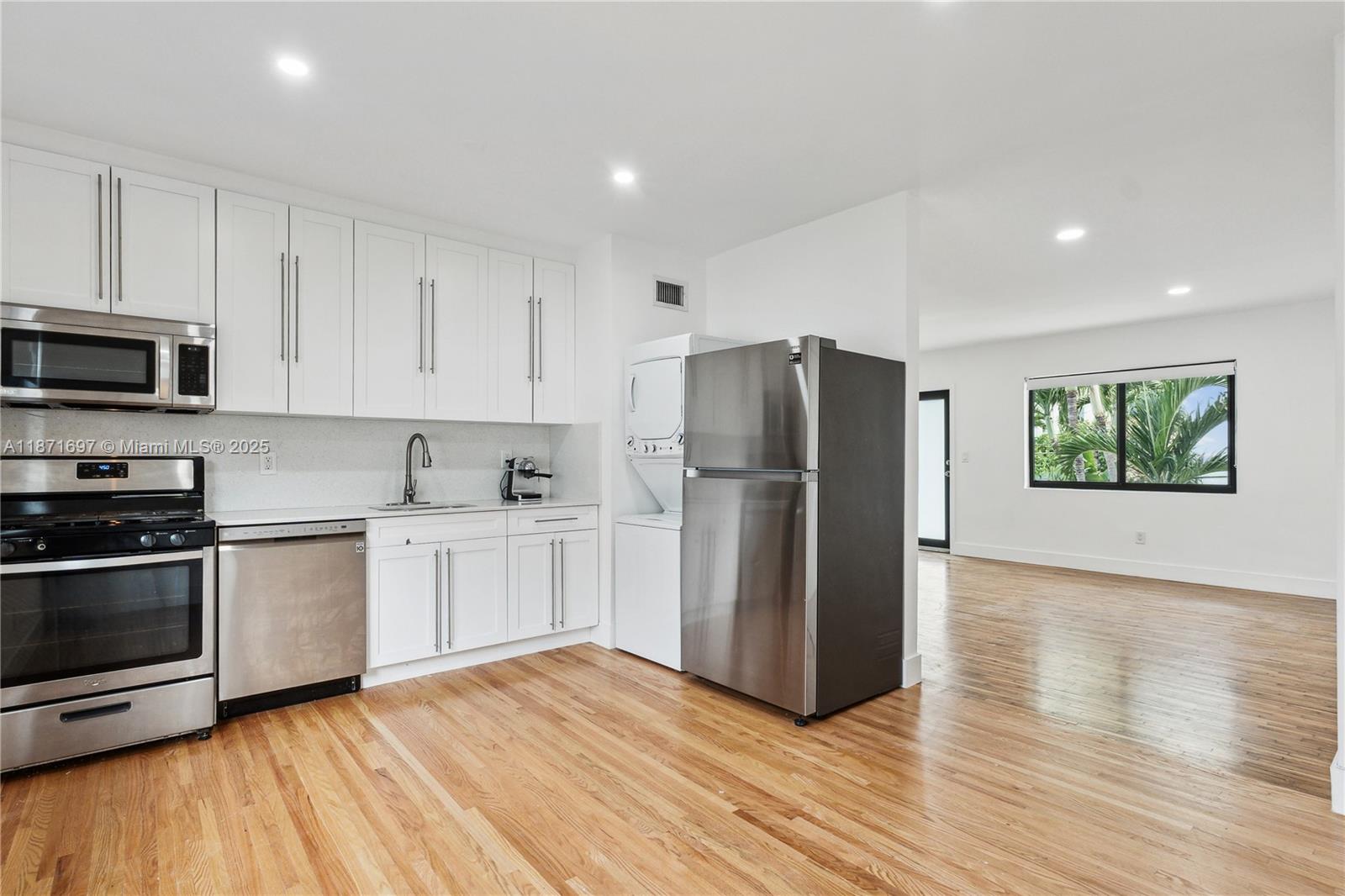 Totally remodeled, spacious apartment with an open style kitchen, white cabinets, granite counter tops, Stainless
Steel Appliances, modern bathrooms, showers, buit-in closets, WASHER / DRYER IN the UNIT . Lots of natural light
from this beautiful 2nd floor apartment. Fantastic corner unit in the heart of the quiet area of Miami Beach, few
blocks from North Shore Open Space Park; this beach/park is a hidden gem, plenty of public parking spaces,
walking distance to the beach and Bal Harbour Shops! QUALIFIED TENANTS CAN MOVE IN WITH JUST 2 MONTHS!!