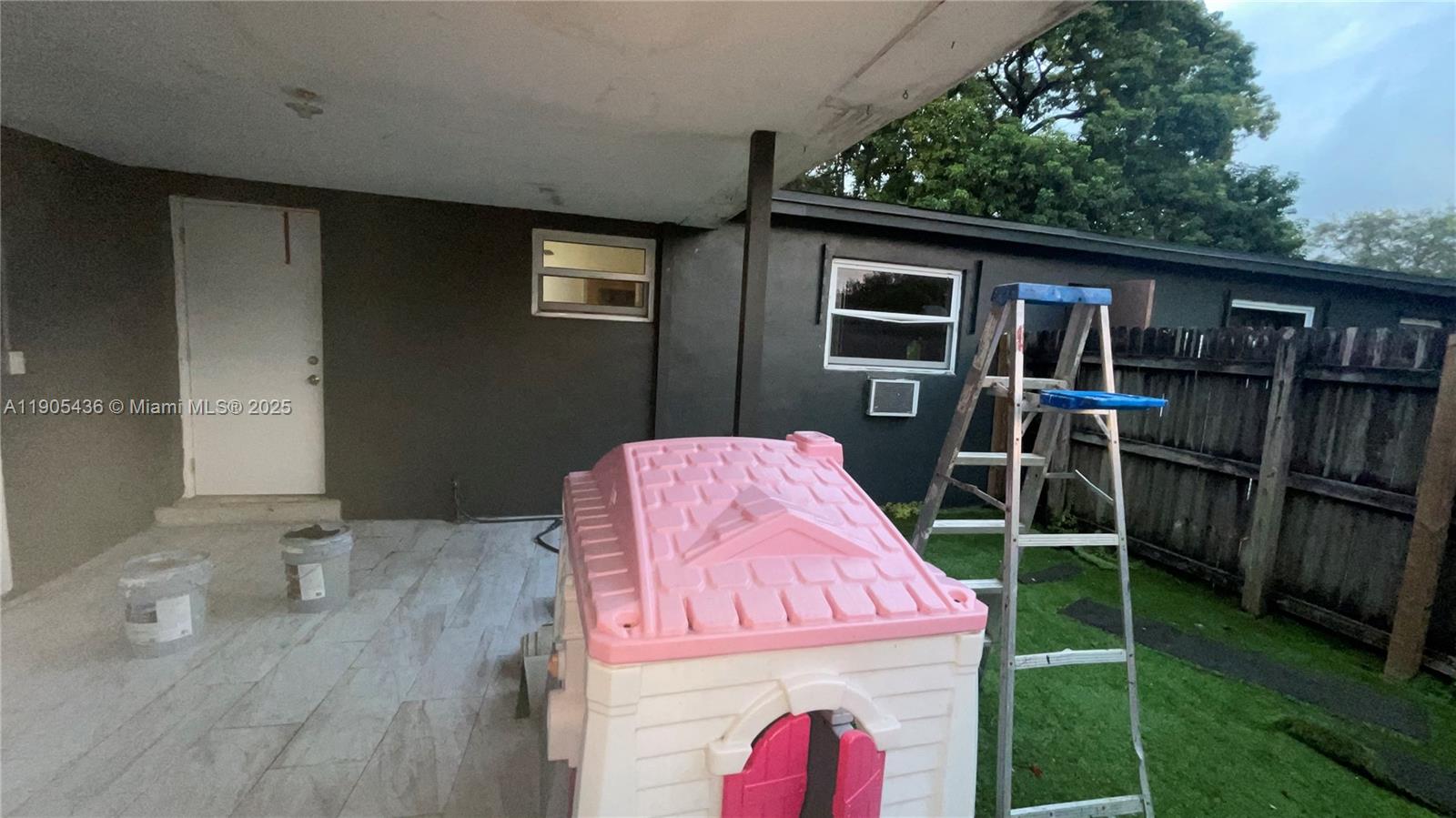 HOLLYWOOD SUBURBS NO 2 - Residential Lease