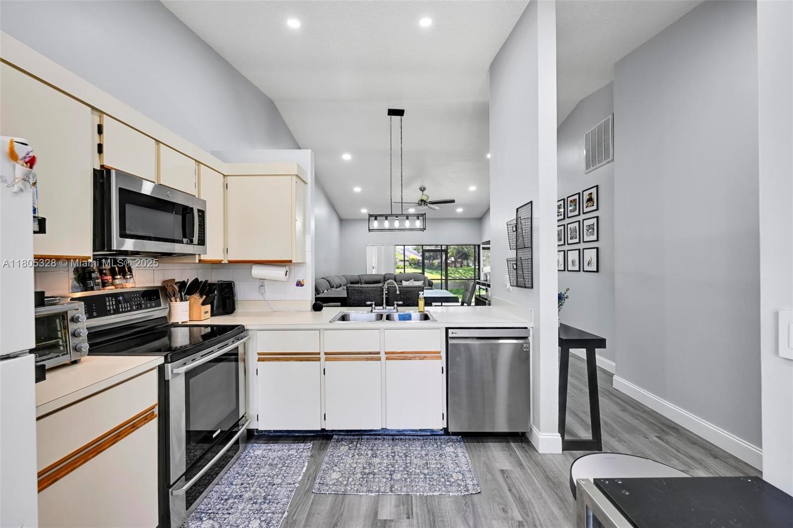 THE LAKES - Residential