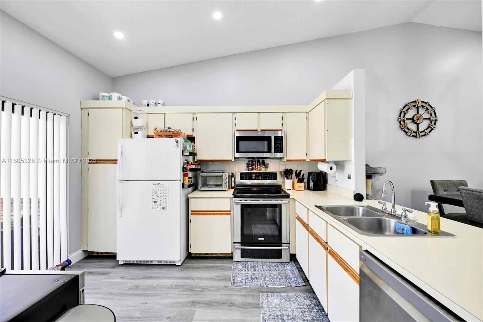 THE LAKES - Residential