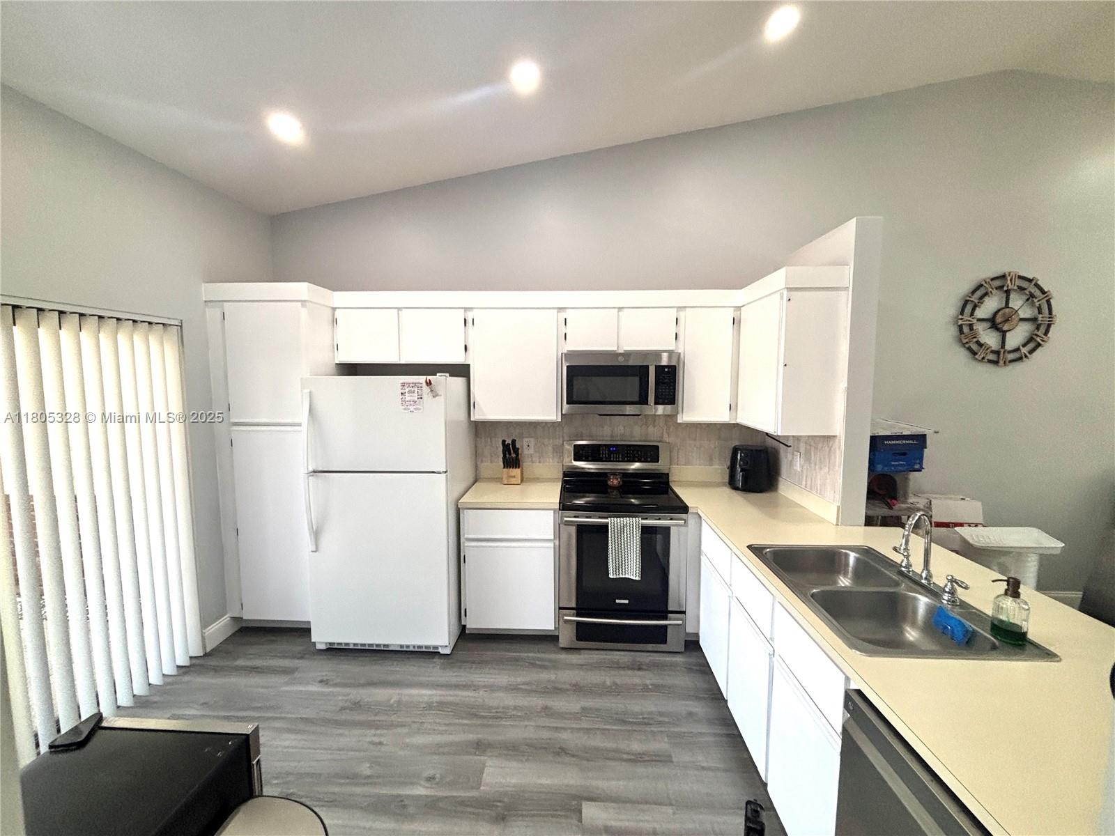 THE LAKES - Residential