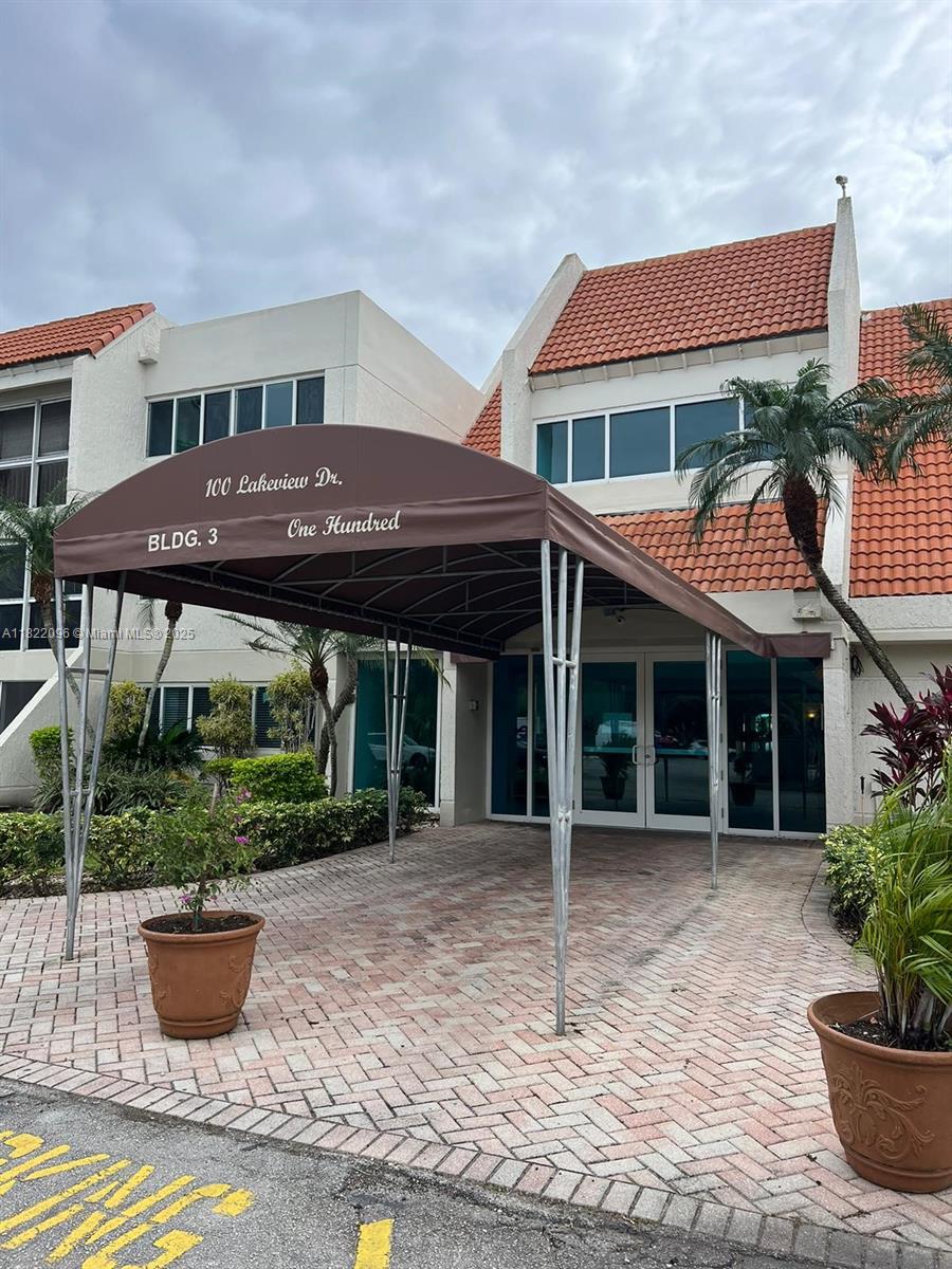 Property for Sale at 100 Lakeview Dr 118, Weston, Broward County, Florida - Bedrooms: 2 
Bathrooms: 2  - $375,000