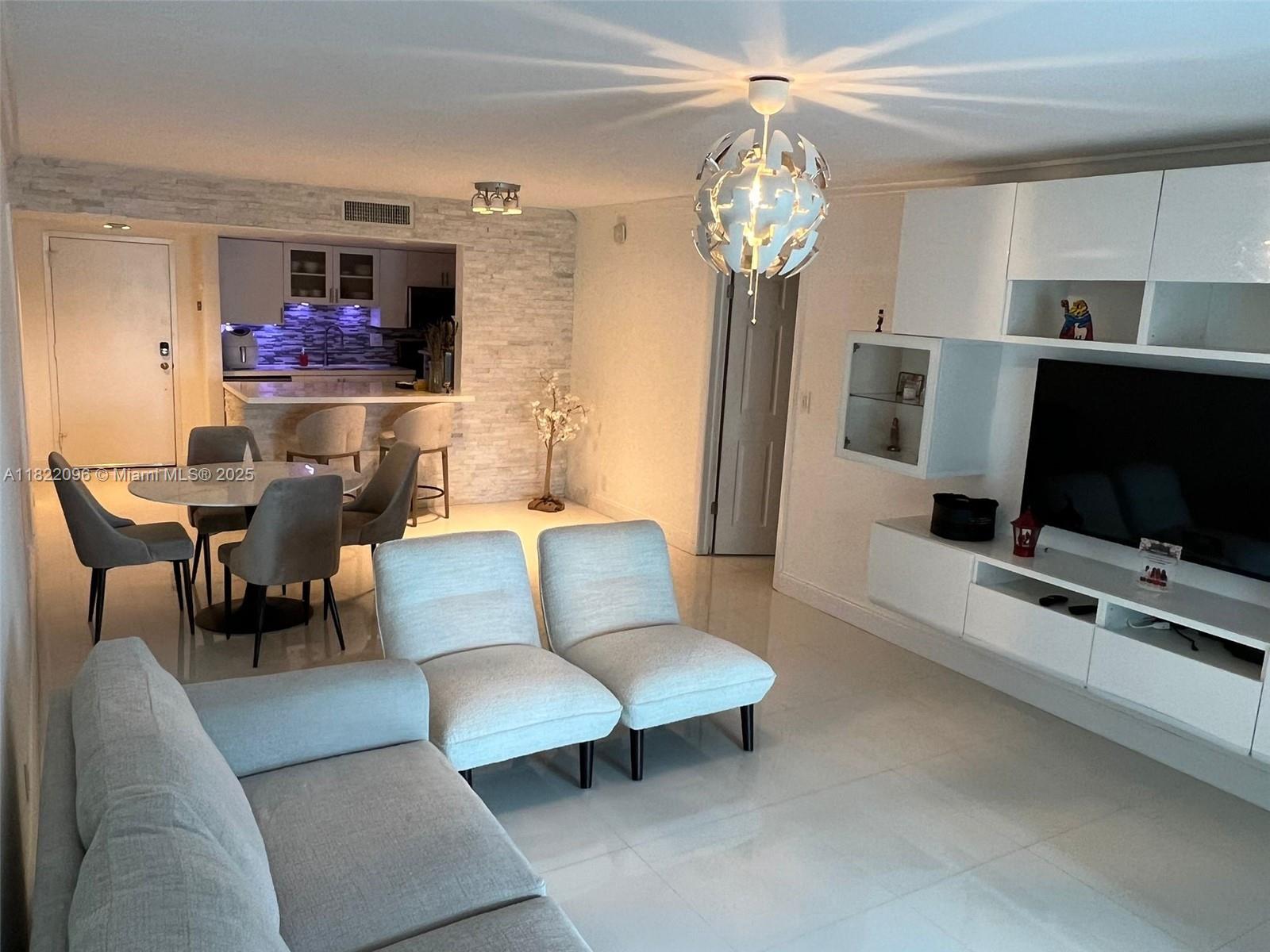 BUILDING THREE OF RACQUET - Residential