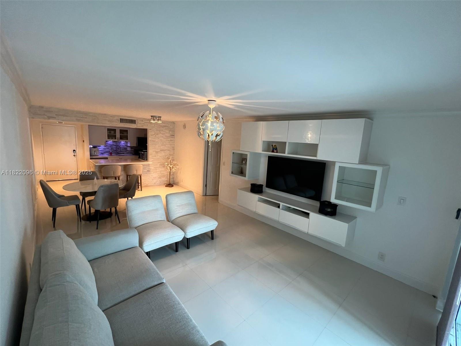 BUILDING THREE OF RACQUET - Residential