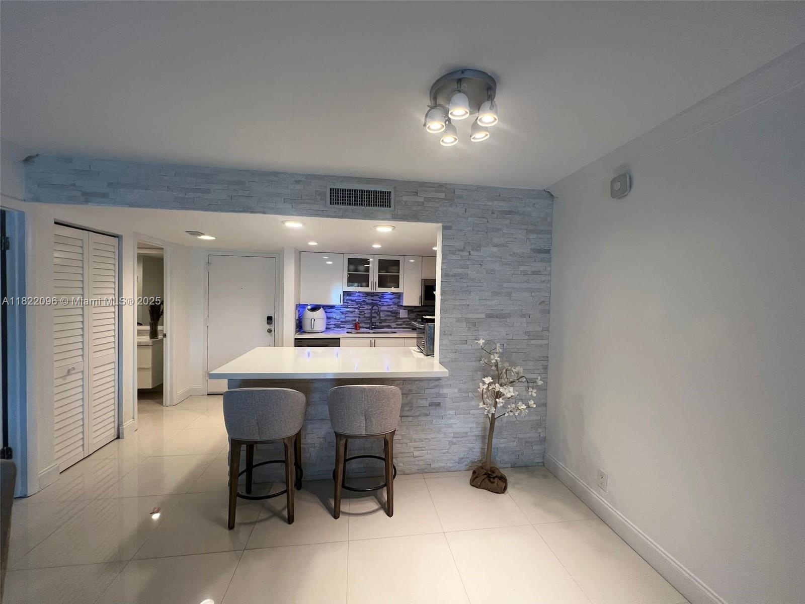 BUILDING THREE OF RACQUET - Residential