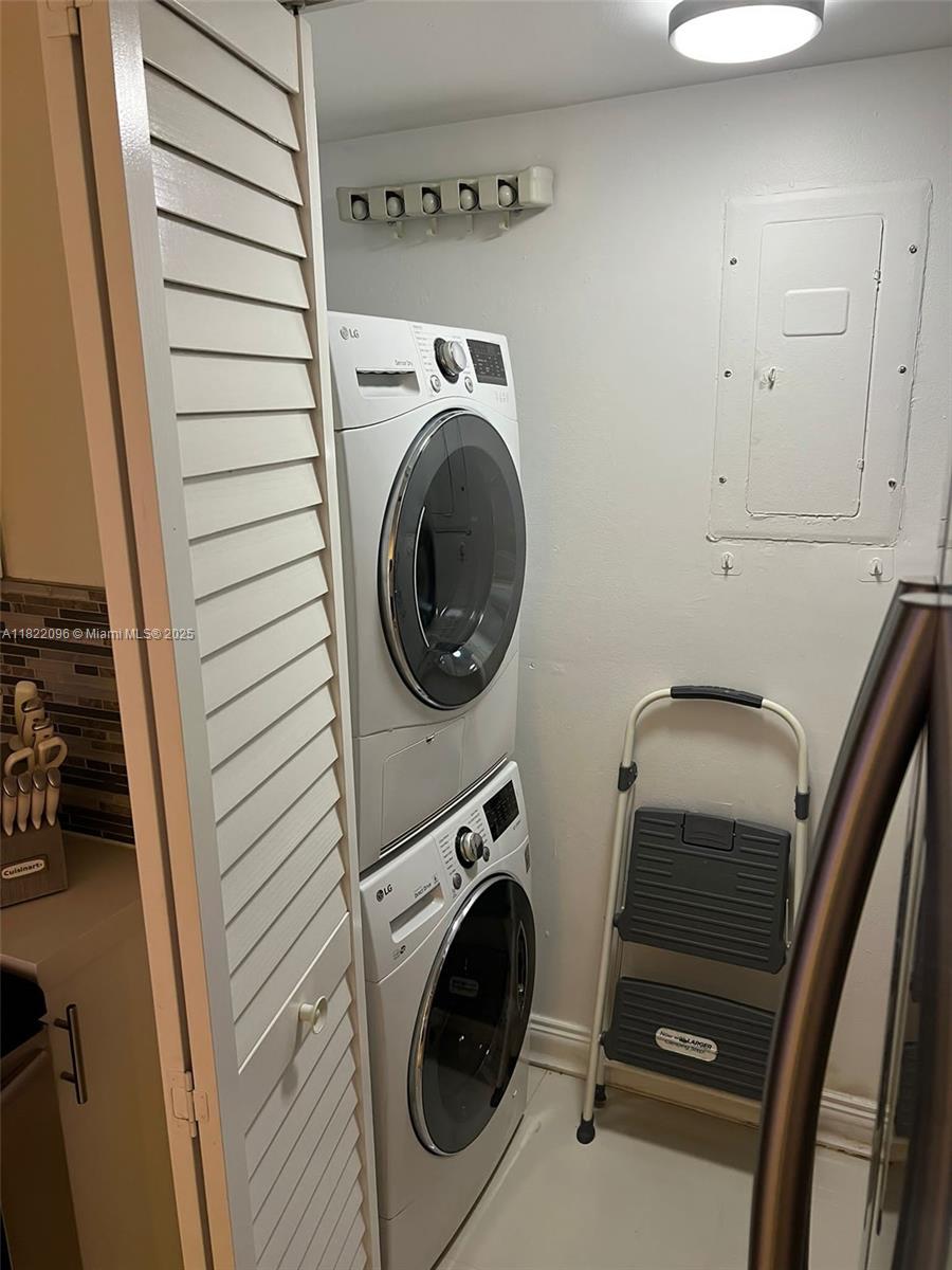 BUILDING THREE OF RACQUET - Residential