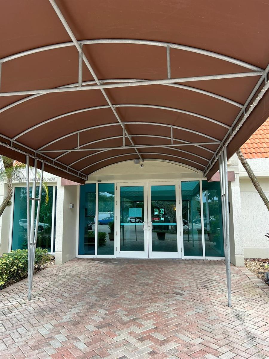 BUILDING THREE OF RACQUET - Residential