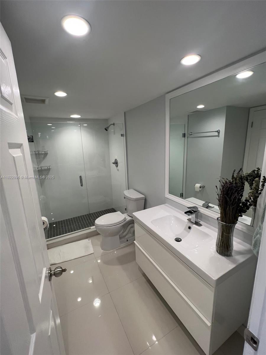 BUILDING THREE OF RACQUET - Residential