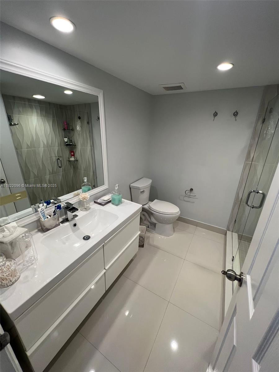 BUILDING THREE OF RACQUET - Residential