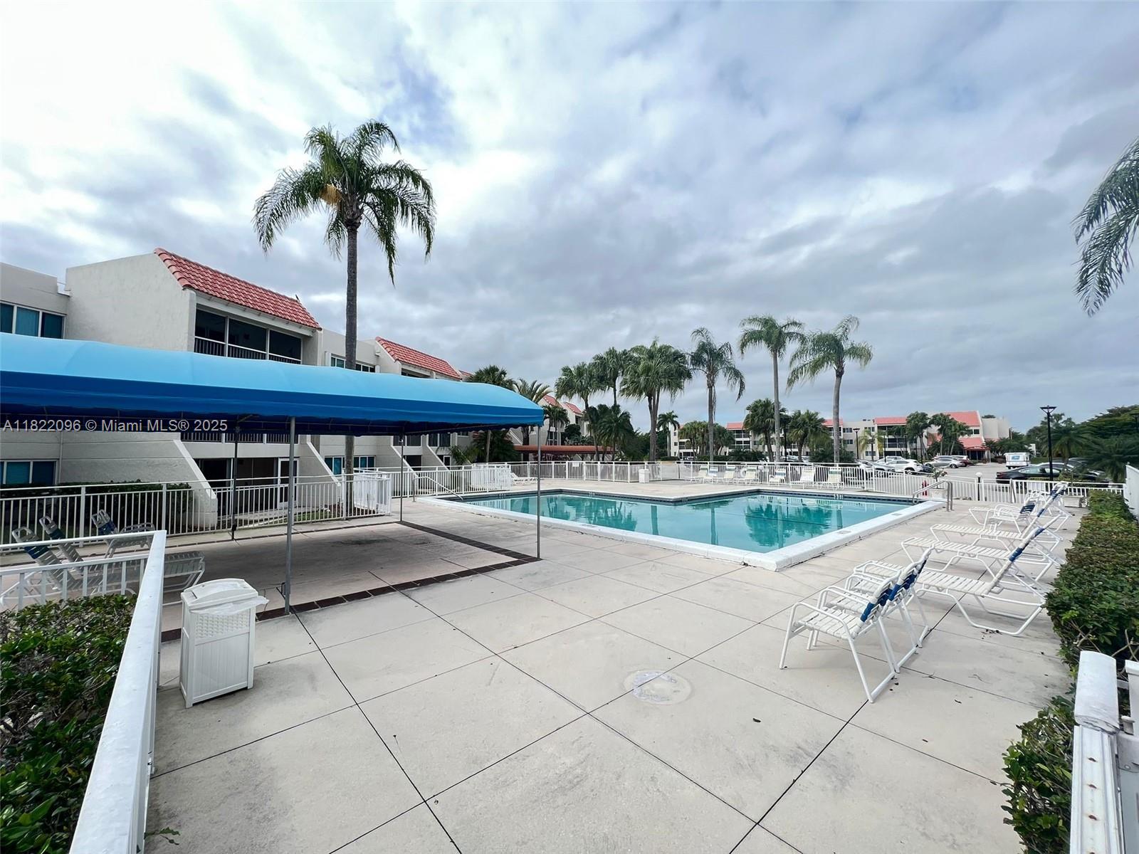 BUILDING THREE OF RACQUET - Residential