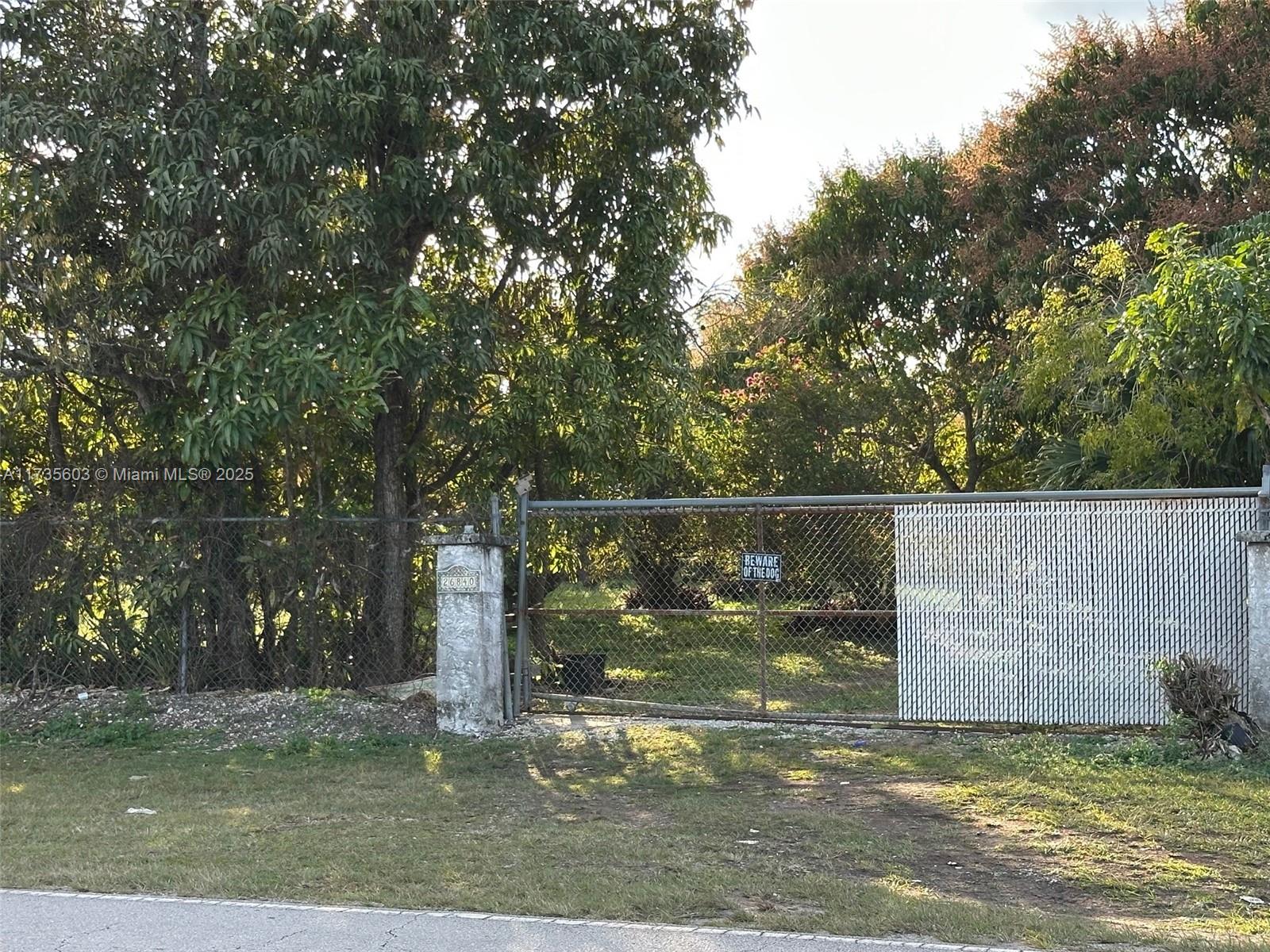 2 buildable and grandfathers 1.25 acres lots side by side. Ready to build. Located on one of the most desirable roads in the Redlands. Property has power and a few older sheds.
The property is full of large fruit trees: avocado, mango, amen , tamarind, sour orange, lychee, longan , banana , and more.
Ideal property to build two separate grand homes.
