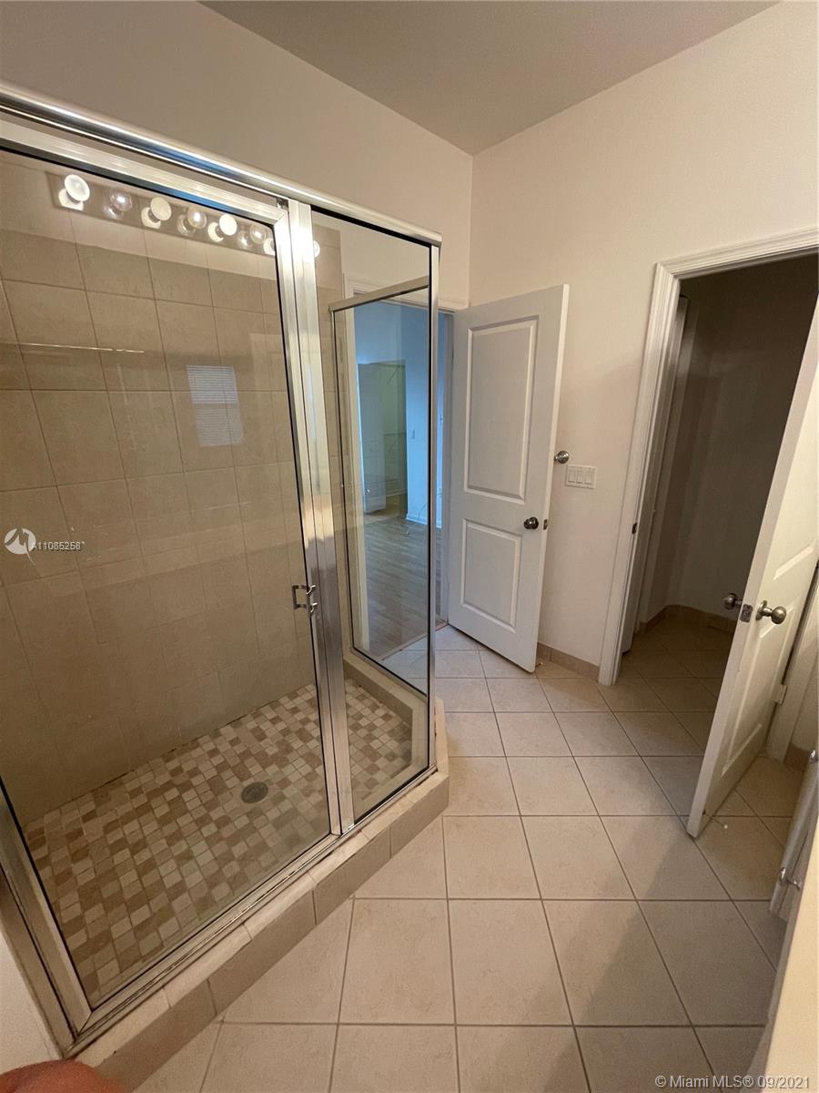 SAWGRASS LAKES - Residential Lease