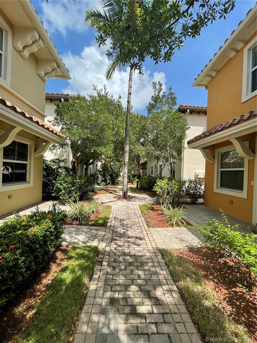 SAWGRASS LAKES - Residential Lease
