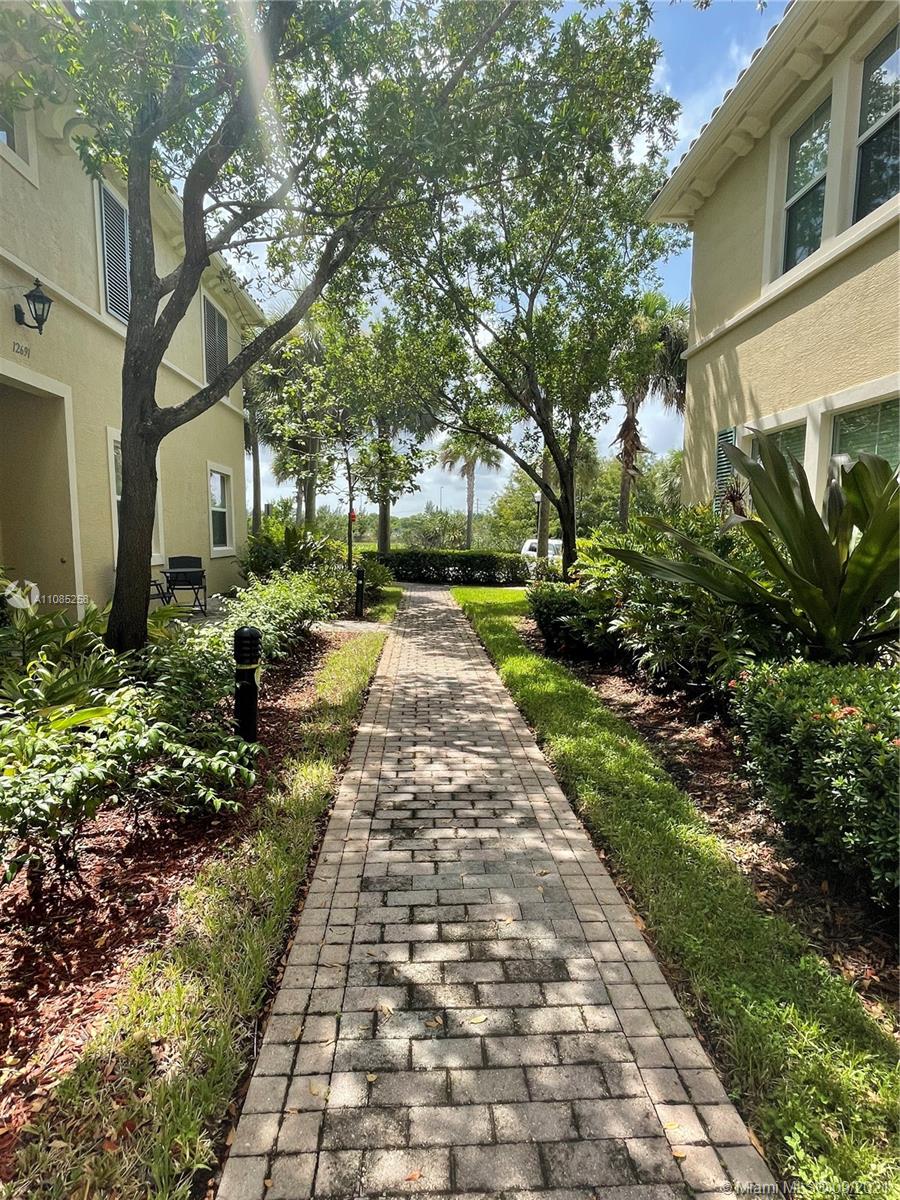 SAWGRASS LAKES - Residential Lease