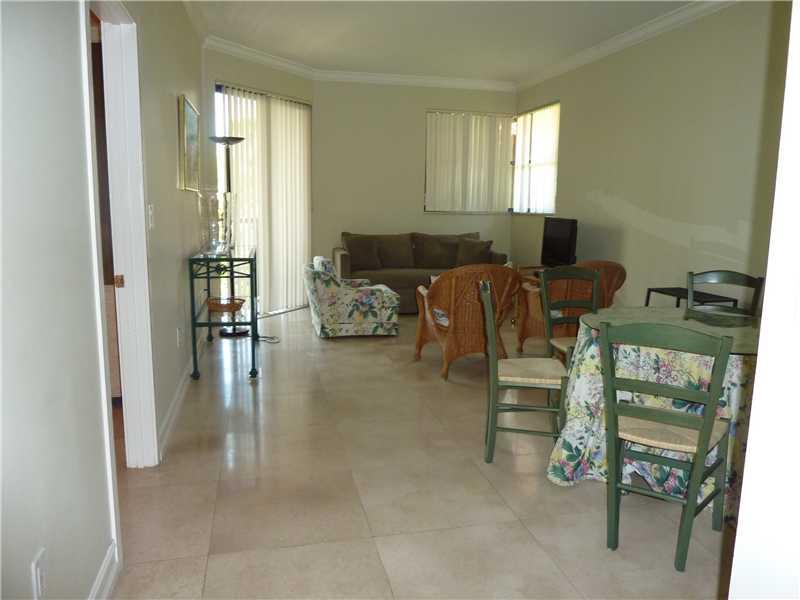One bedroom apartment with one and a half bathroom. Washer & dryer in the apartment. Stone floors throughout. Walking distance to beach, restaurants, etc.