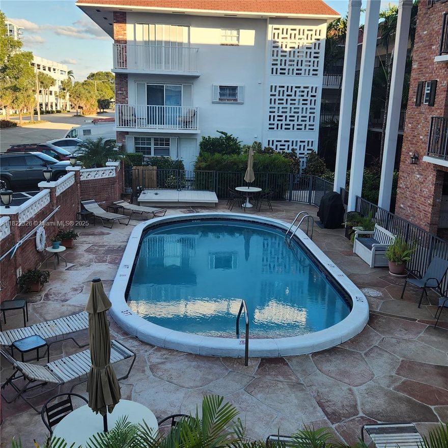 Elegantly Furnished Condo walking distance to the Beach!! Fully Furnished 1/1.5 Condo in Beautiful Ft Lauderdale just behind the Galleria Mall. Updated Bathrooms! A Completely Equipped Kitchen ready to go! Just bring your Clothes and Toothbrush!! Quiet building with Swimming Pool, BBQ, and Rec Room! Ideal for a Local Professional or Couple starting out! Laundry Facility on same floor! Great Dining & Shopping only 2 minutes away at the Mall. Ft Lauderdale Airport only 10 minutes away!