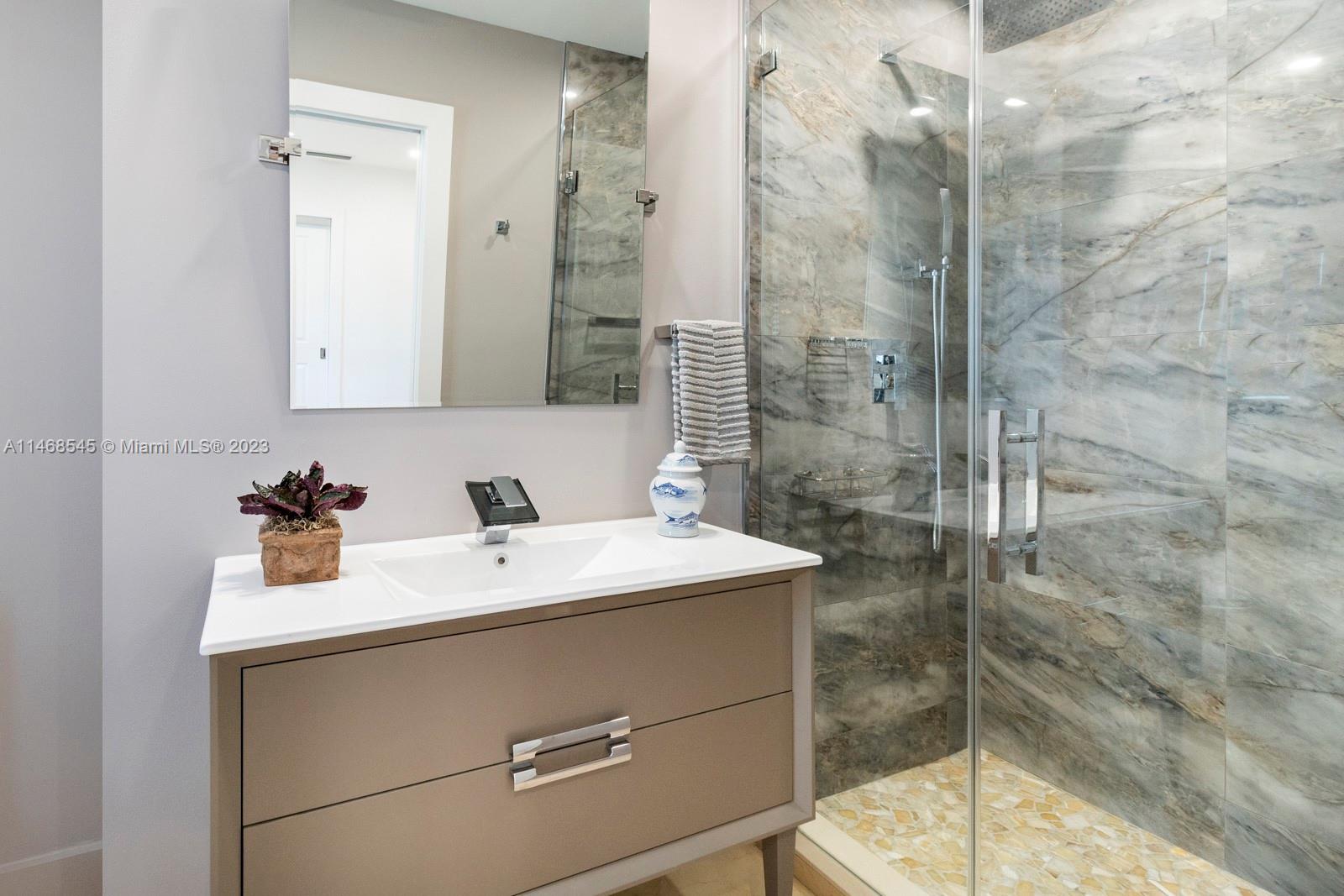 PARIS MANOR NORTH - Residential