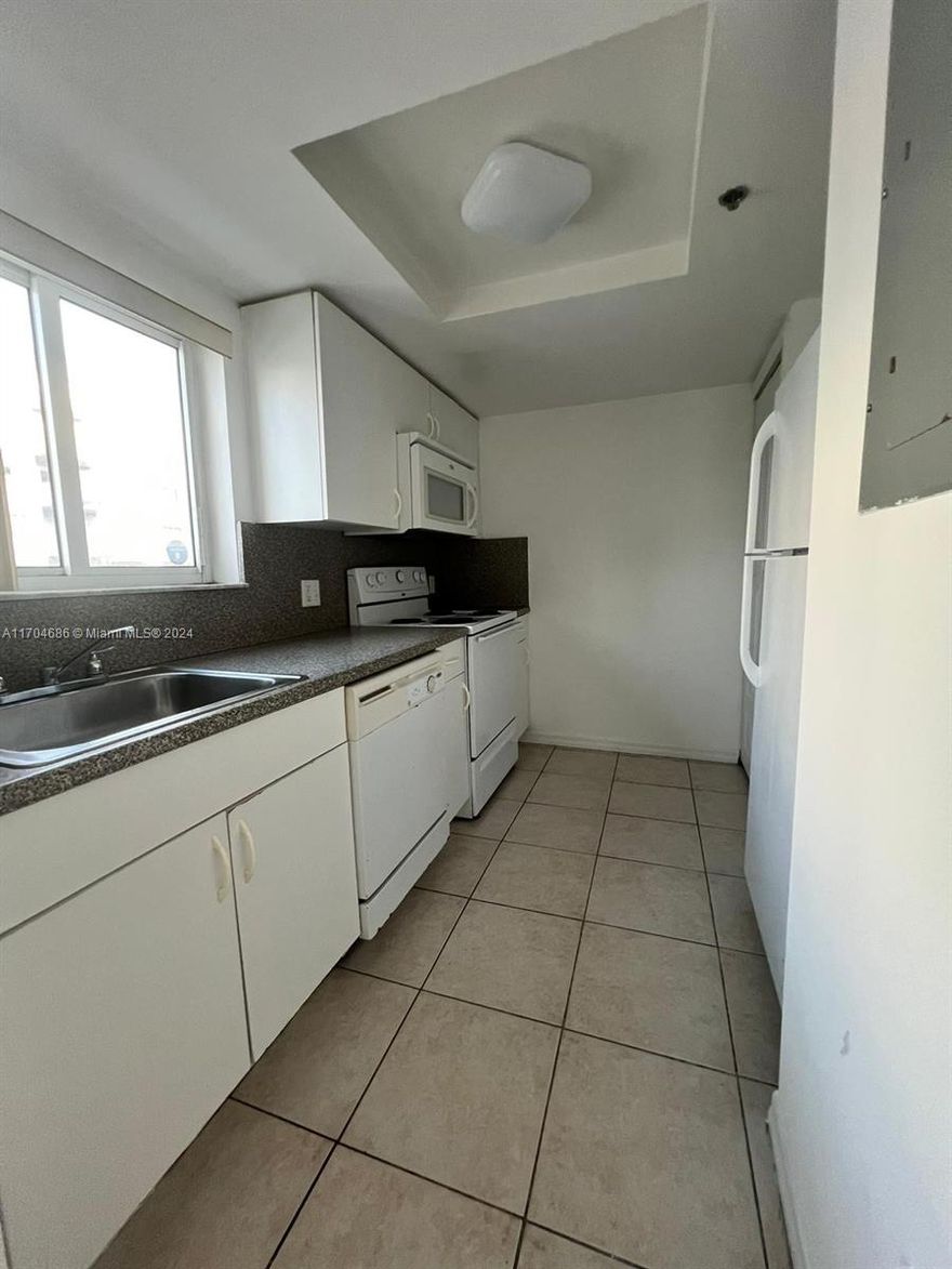 Great condo in convenient location near highways and shopping.  Laundry inside unit.