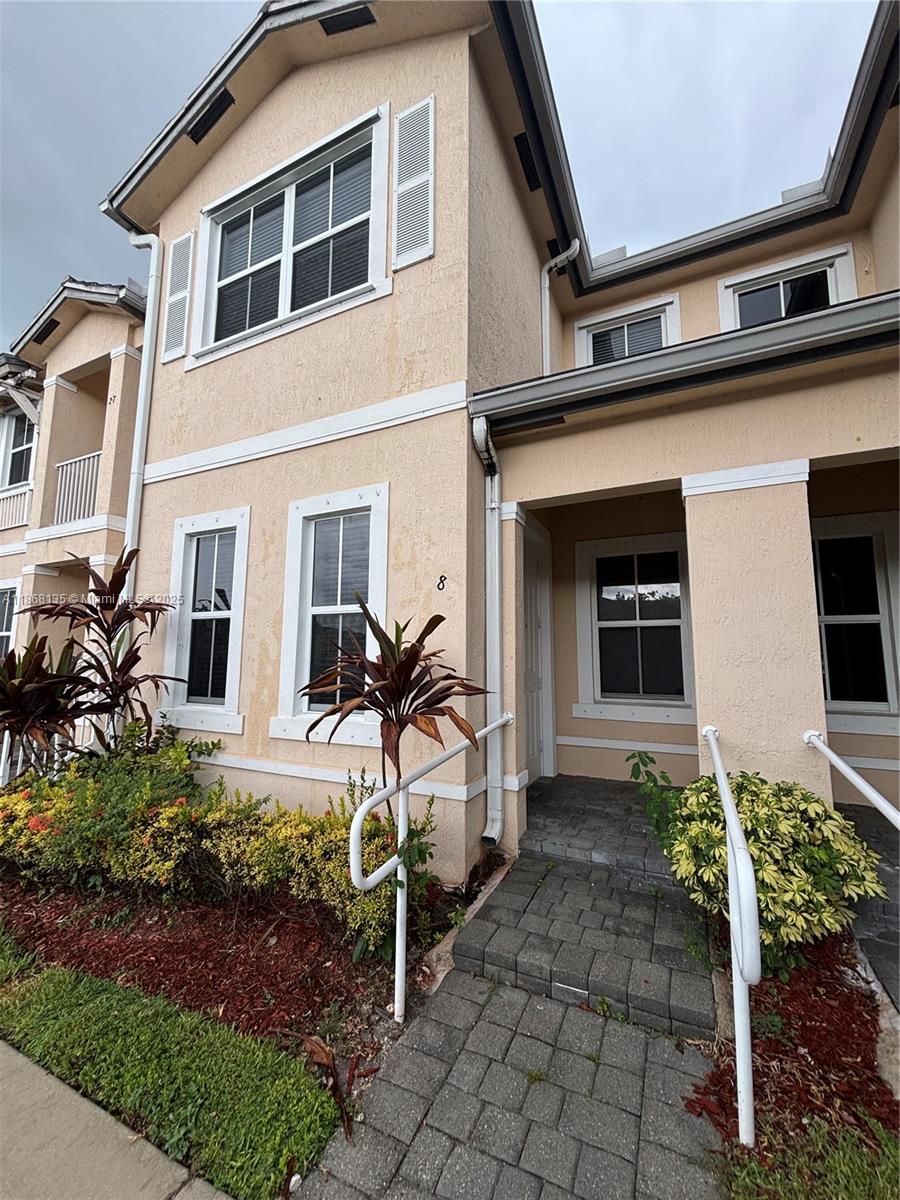 Fantastic townhouse for rent in a beautiful pedestrian neigborghood. Fully remodel and stylish property in this full service and vibrant gated community in South Florida. Come see for your self tons of natural lights coming in throw the big windows, remodeled kitchen and remodeled bathrooms with top of the line materials and appliances. This community offers gym, pool, picnic area and 24/7 security, close to very good schools and shops. The patio area with a lake view ready to entertain friends and family. Available immediately for possession, call today cuz it won't last.