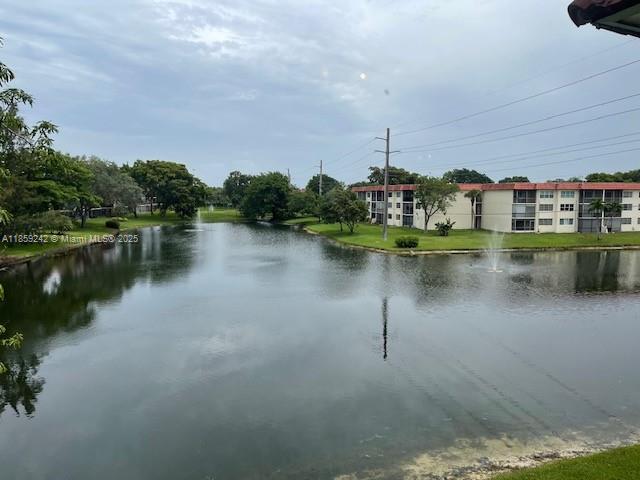 55+ Community. 3rd Floor 2BR/2BA in beautiful Hollybrook.
24 hr guard gated. FREE GOLF (EXCEPT FOR CART FEES). Two 18 hole golf courses (Championship PGA + Par 3), 14 tennis courts, 7 heated pools, theater, fitness center, pool & ping pong tables, Pickle Ball and Bocci courts, restaurant, courtesy bus, sauna, car wash, electric car charging station, BBQ's, shuffleboard. Close to shopping, dining and major highways. Pet friendly!