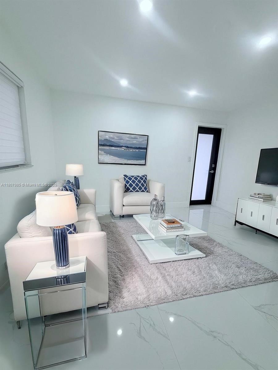 Photo 1 of 1440 N 71st Ave 2, Hollywood, Florida, $1,800, Web #: 11807985